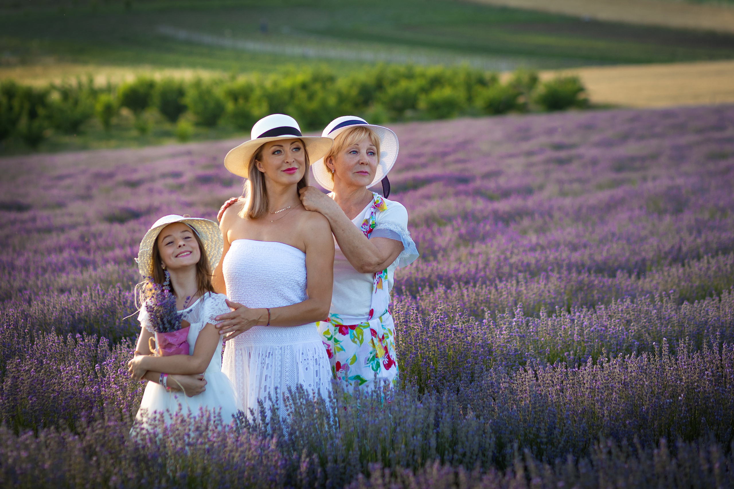 Фотосесия в лавандула,. Фотограф Бургас. Фотосесии в студио и на открито, портрети, заснемане