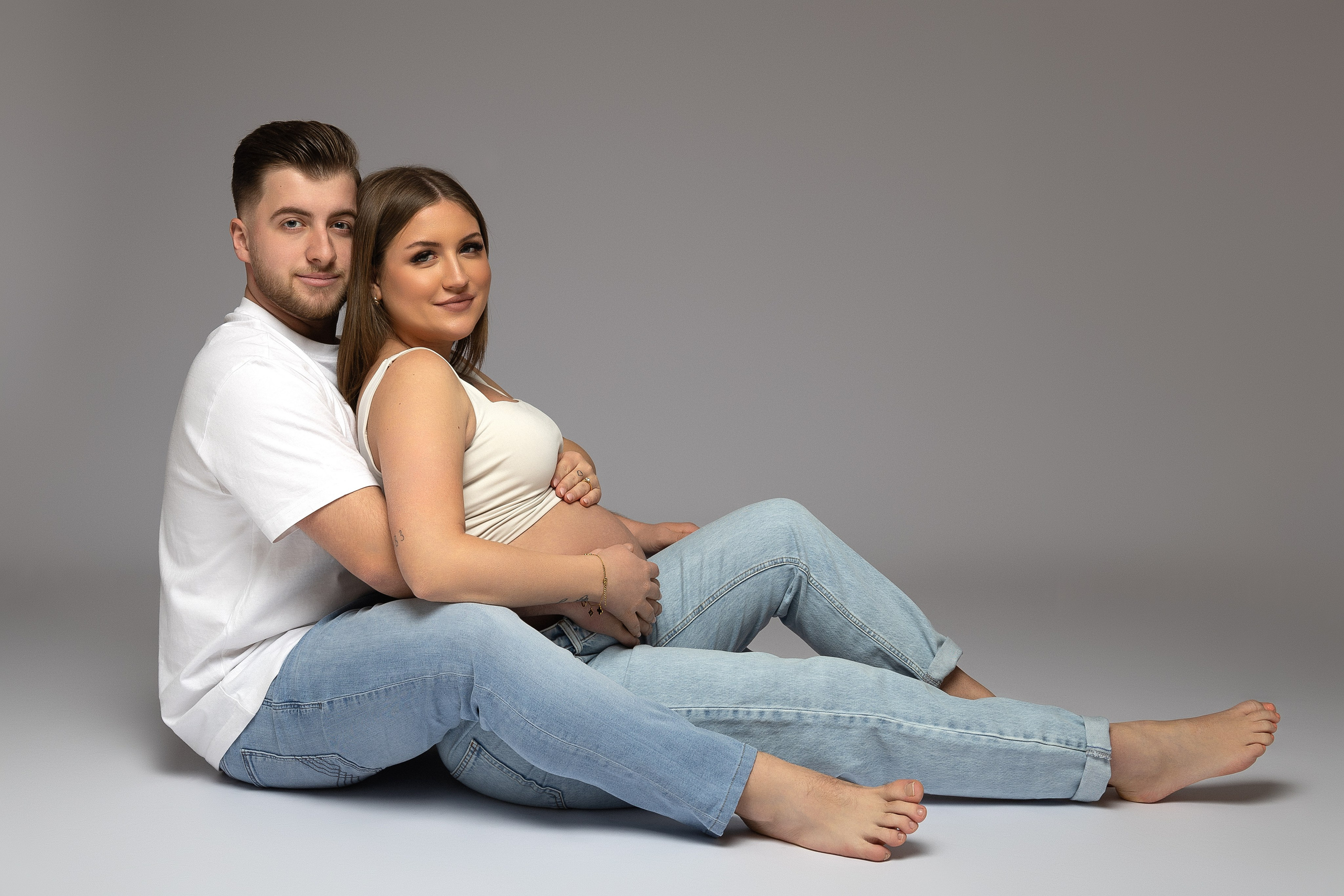 Minimalistisches Schwangerschaftsfoto mit Fokus auf Emotion und Verbindung