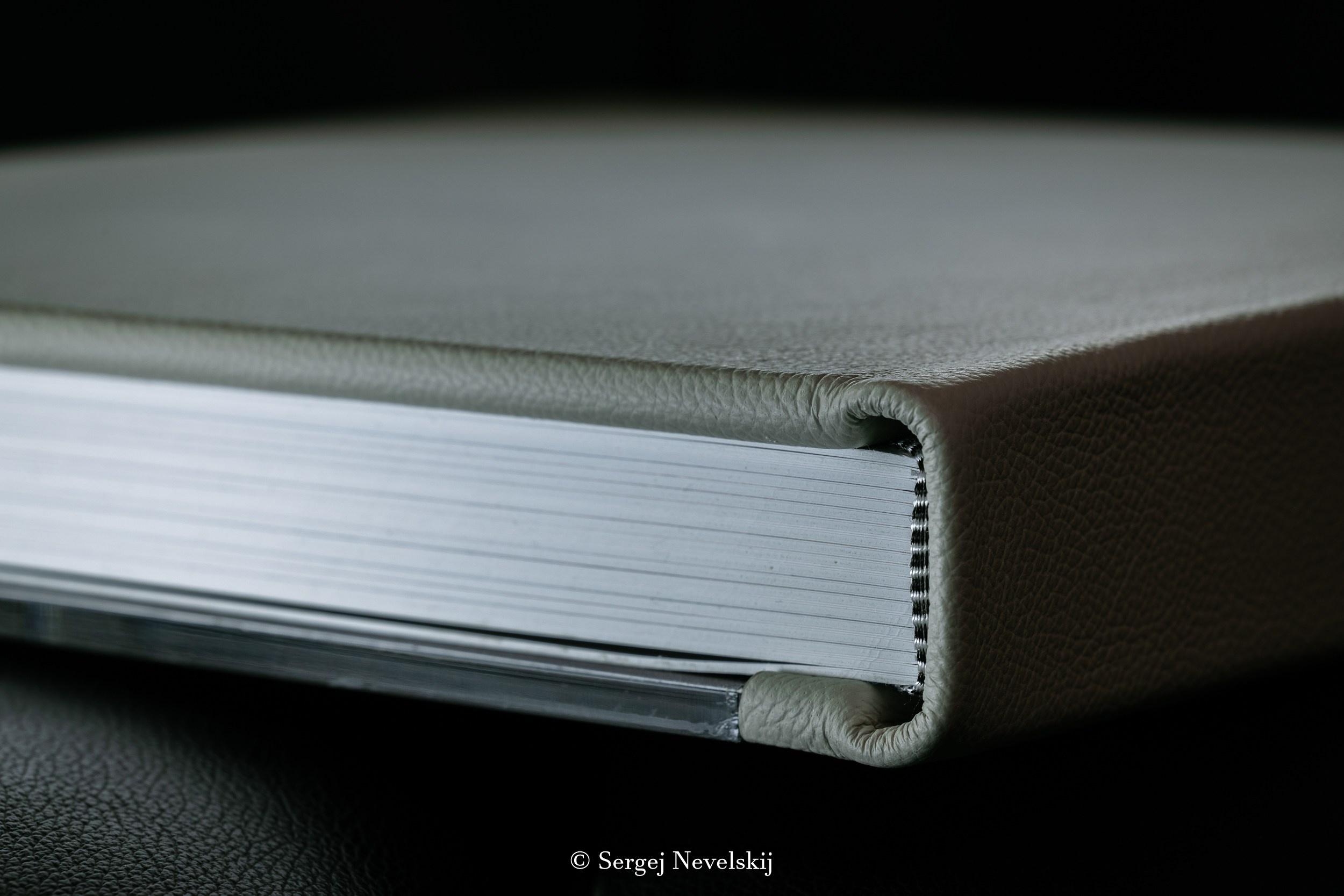 Premium-Fotoalbum mit Einband aus hellbeigem Naturleder und transparenter Acrylglas-Deckplatte, Layflat-Bindung mit Metallspirale. Ideales Hochzeits- oder Familienalbum der Luxusklasse. Hochwertige Verarbeitung, dicke Seiten mit silbernem Schnitt. Perfekt für exklusive Fotobücher.