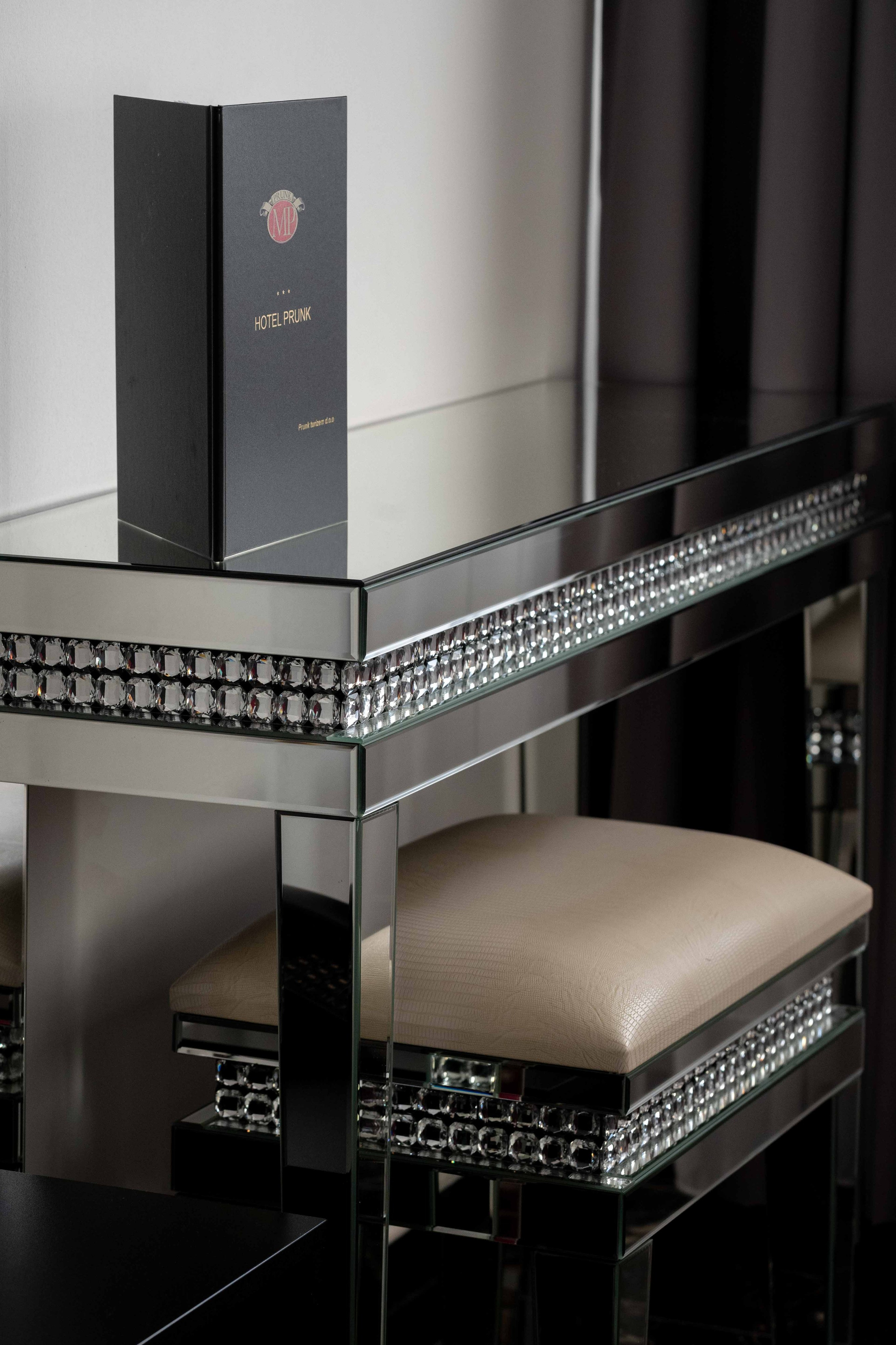 Fotografiranje Interierja. Fotografinja in videografinja Mariia Bortiakova iz Slovenije: fotografiranje dogodkov, portretov in snemanje videov po vsej Sloveniji