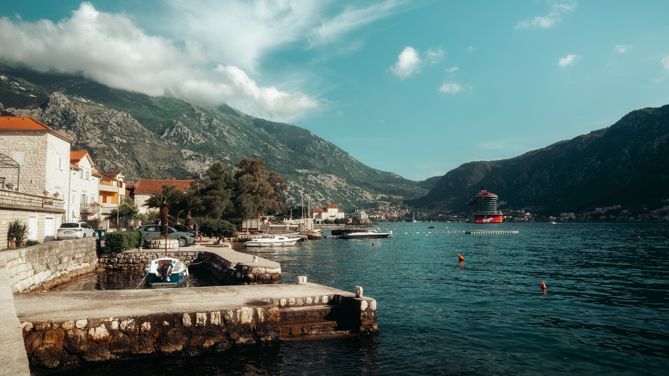 Roaming. Mike Avelli