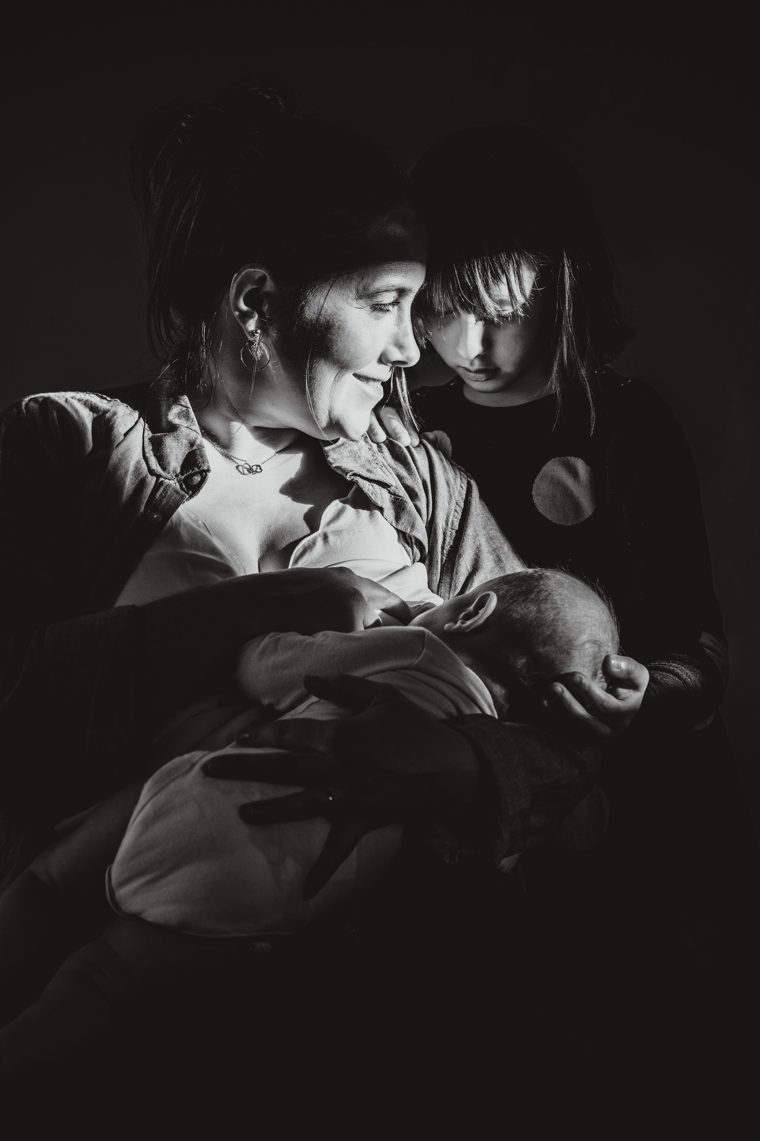 mamă cu bebelușul în brațe – fotografie botez cu emoție, Slobozia