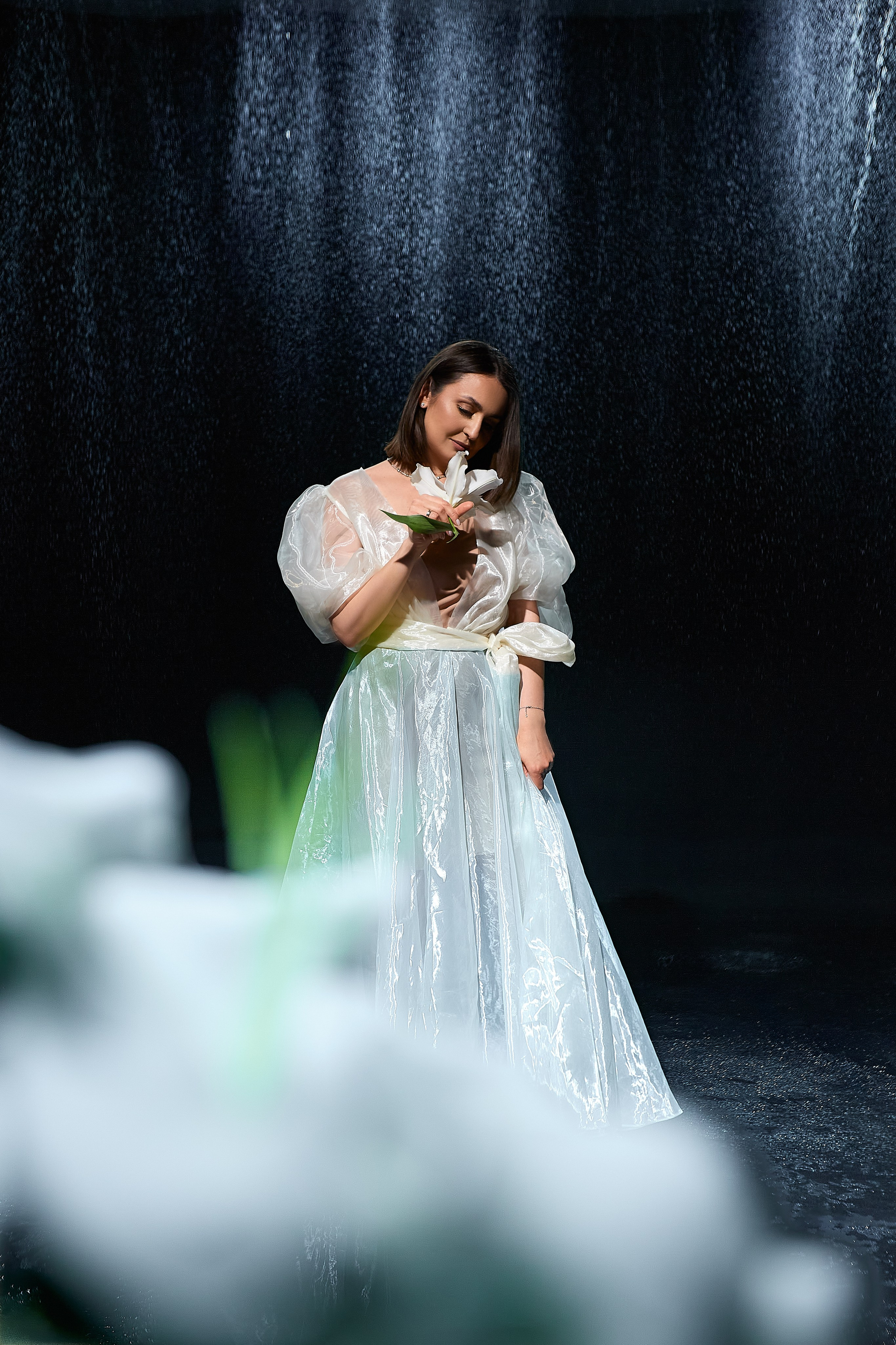 Delikatna sesja zdjęciowa z wodą i kwiatami – magia światła i odbić. Portrait & Fashion Photographer | Сannes, Paris, Monaco, Dubai, Kyiv — - Alisa Postnykova