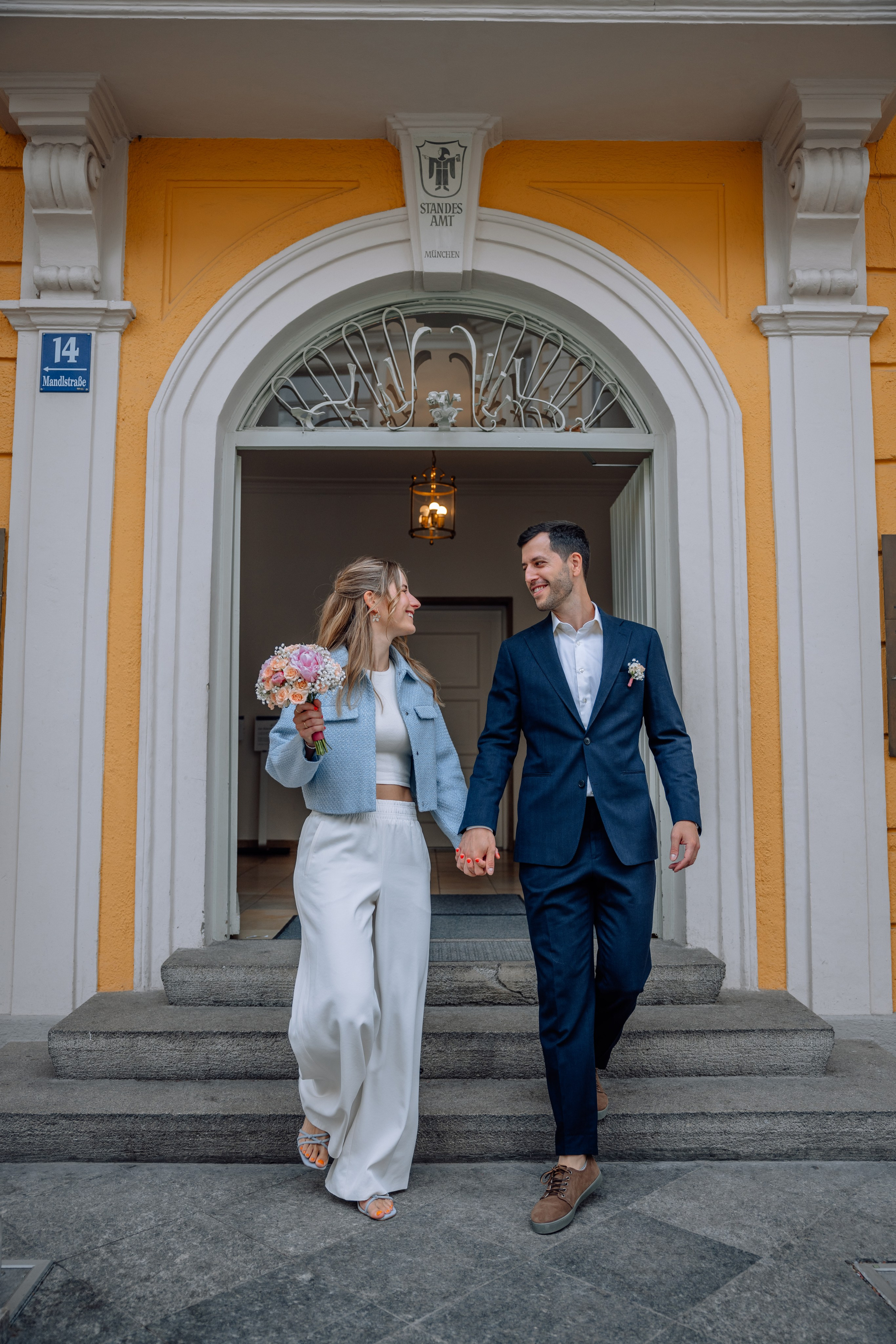 Romanrische Trauung im Standesamt Mandlstraße | München im Sommerlicht. Hochzeitsfotograf München Taufe Familienfotograf Tanja Mauke
