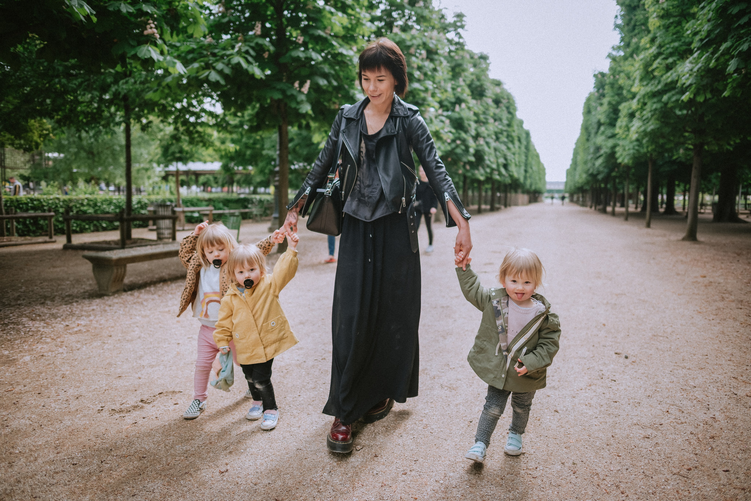 Lifestyle family walk in Tuileries Gardens. Ksenia Marchand/ Lifestyle photographer in Paris