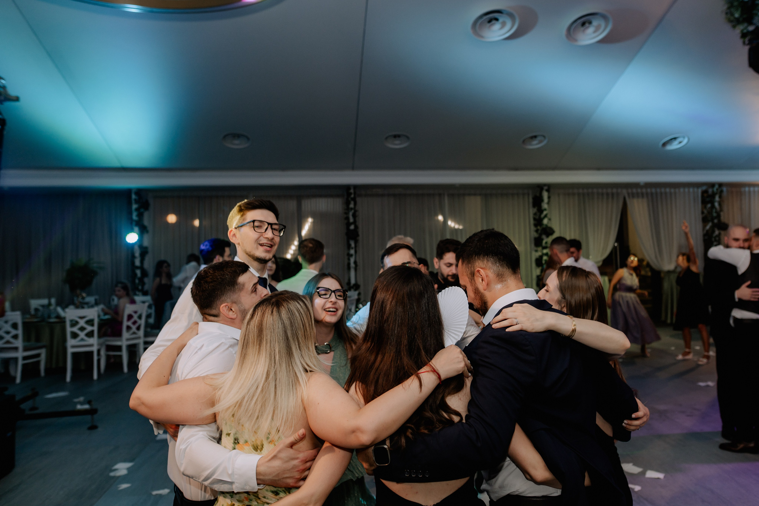 Cununie civila in aer liber , artificii de zi colorate , decor nunta , nunta la Hotel Traian. Proud Vision Weddings | Wedding Photography & Film — Servicii profesionale Foto Video Nunta Iasi