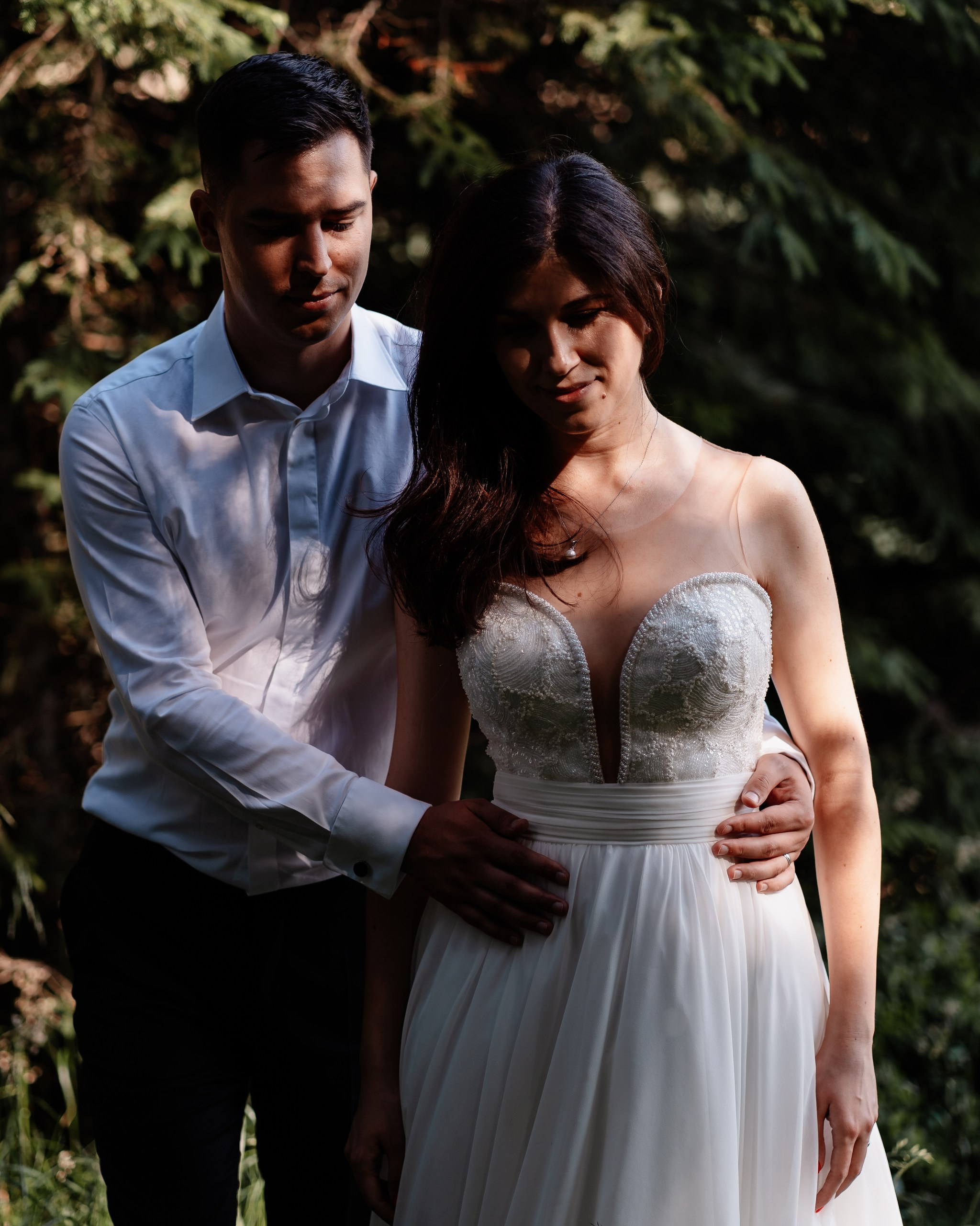 Moment emoționant între miri în ziua nunții, surprins într-un cadru natural și romantic, la Lacul Bolboci. Fotografie de nuntă profesională, editată artistic pentru a evidenția emoția și eleganța evenimentului.