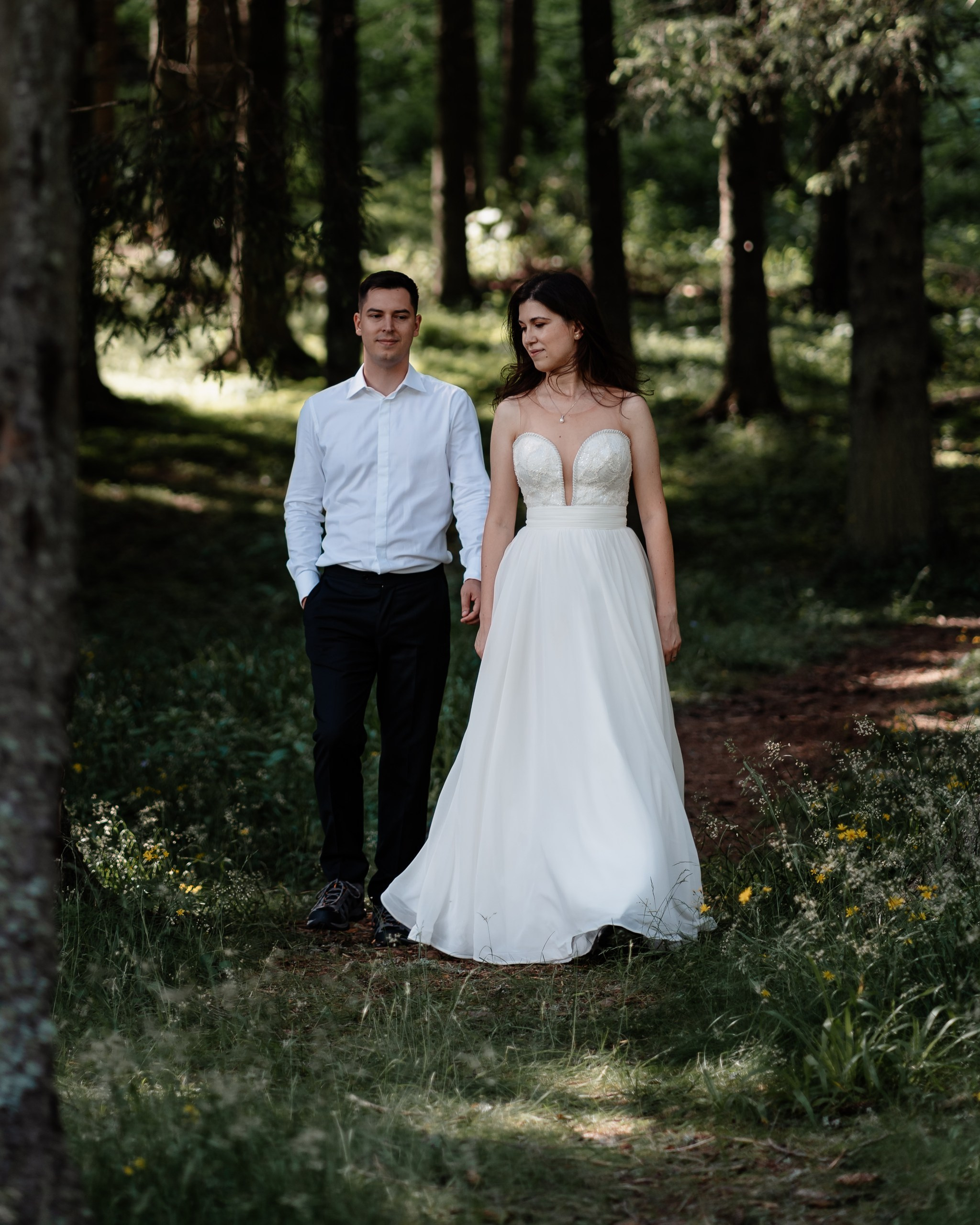 Moment emoționant între miri în ziua nunții, surprins într-un cadru natural și romantic, la Lacul Bolboci. Fotografie de nuntă profesională, editată artistic pentru a evidenția emoția și eleganța evenimentului.