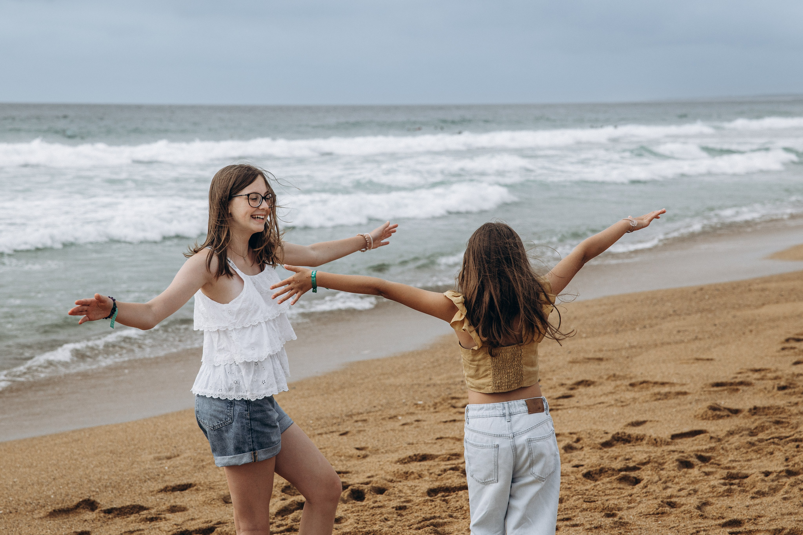 Family photoshoot by the ocean. Labenne Ocean Beach 2024. Eugenie Smirnova — wedding, corporate and lifestyle photographer in Toulouse and Southwest France