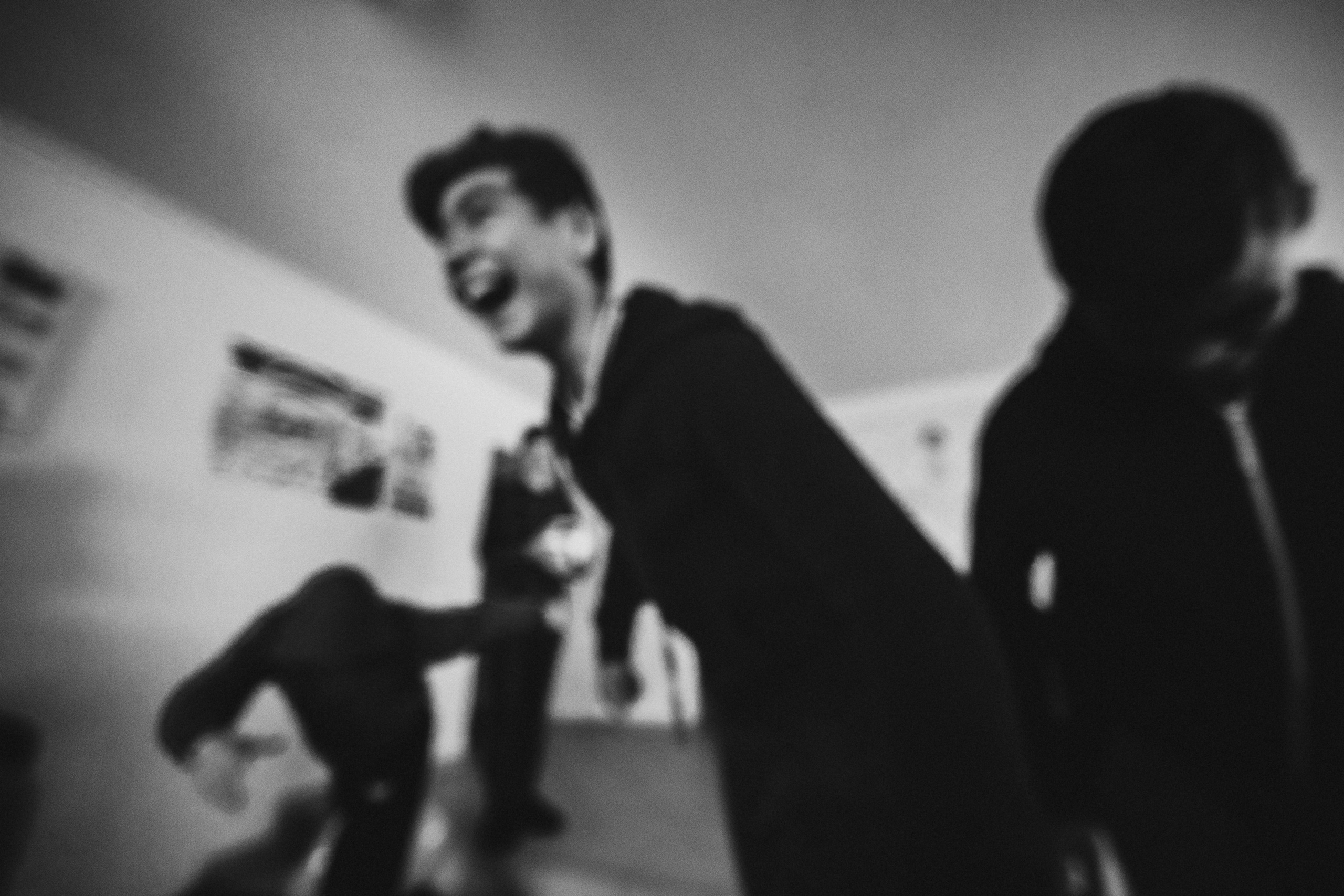 портрет чёрно-белый социальная фотография Детский дом размытое изображение мальчика смеющегося