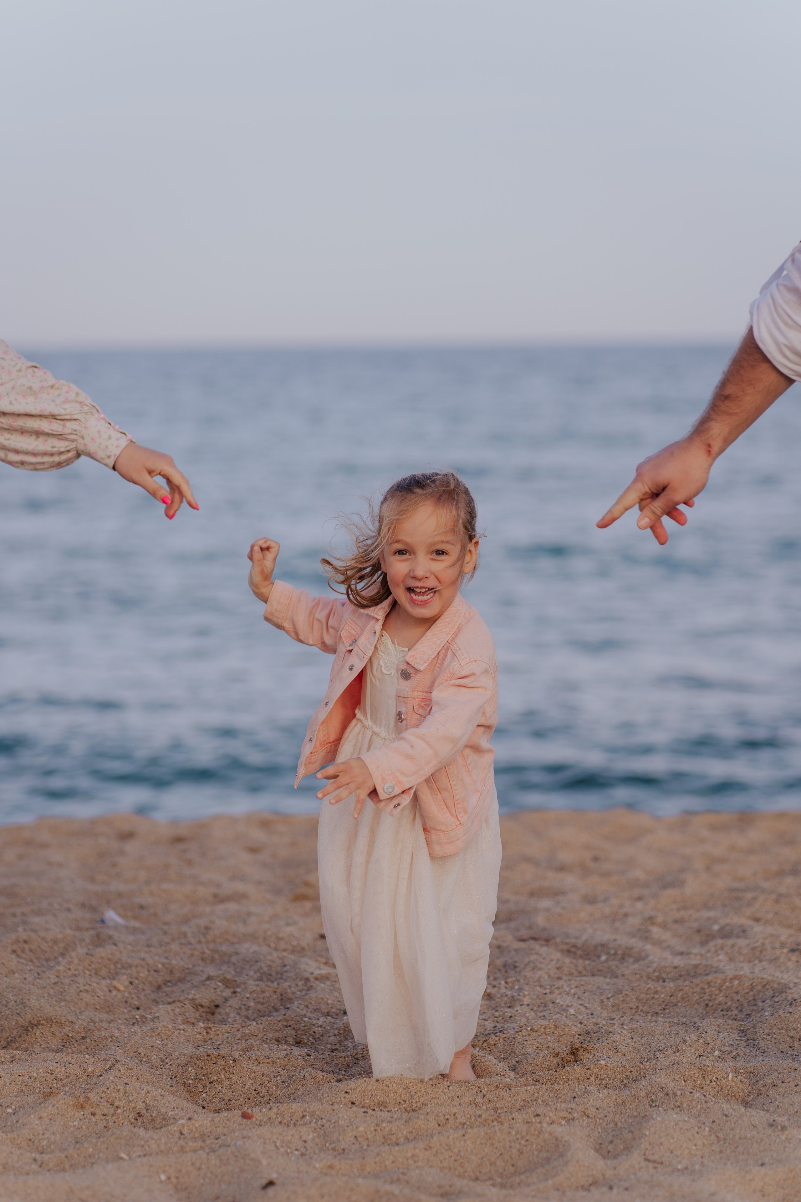 Family Barcelona on the sea. DiaFoto — Wow Photographer in Barcelona | Premium Barcelona Photoshoot Experience