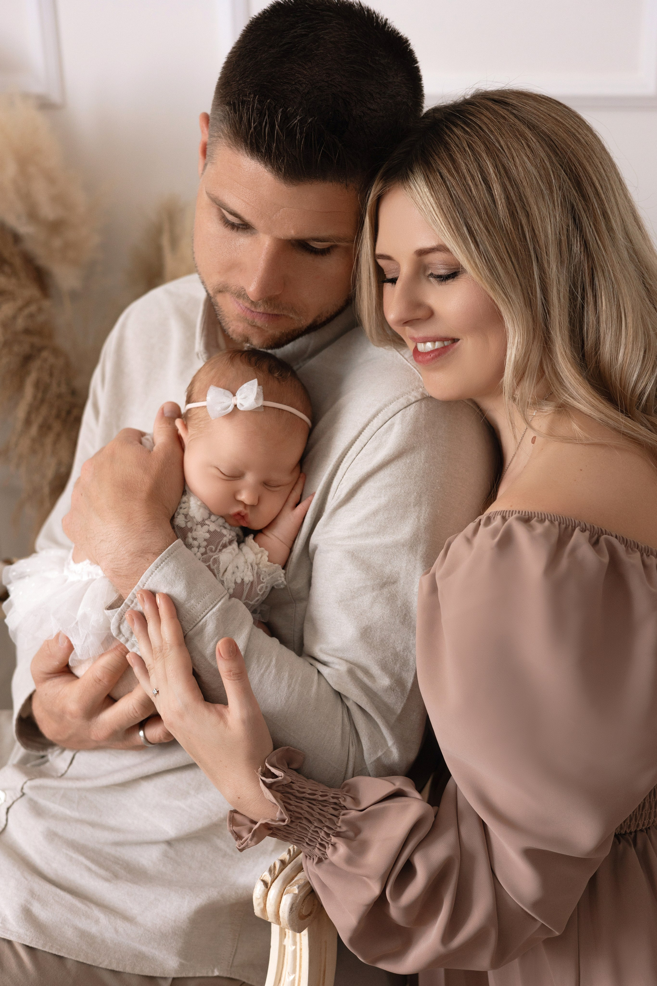 Familienfoto mit Neugeborenem, innige Momente mit den Eltern – Babyfotograf Dortmund