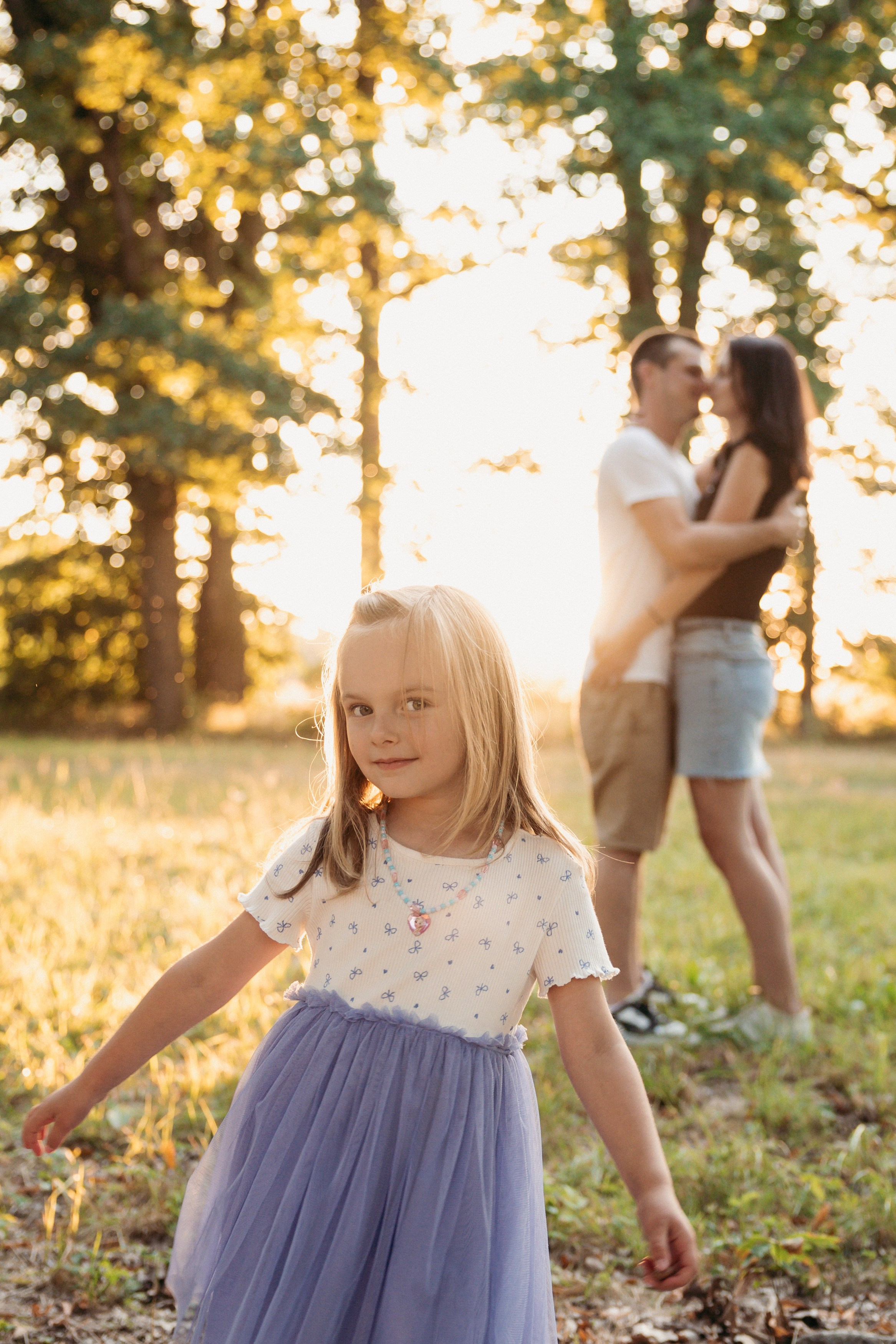 Family in the Park. Lifestyle and Family Photographer in Pisek Oxana Telupilova