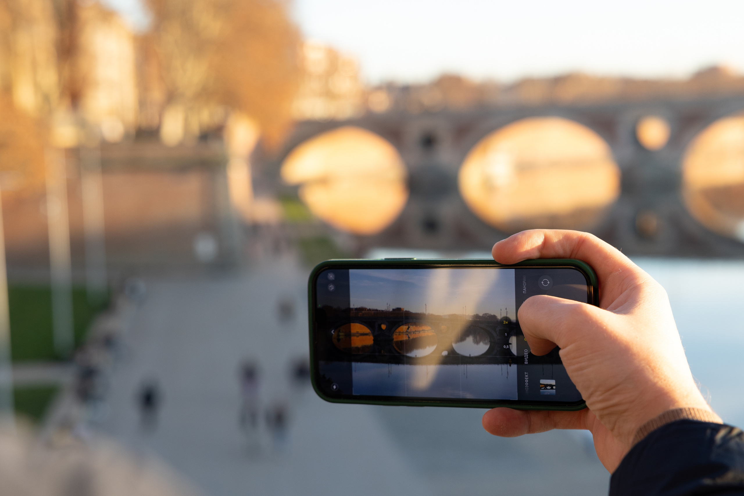 Снимка моста через реку Гаронна на мобильный телефон