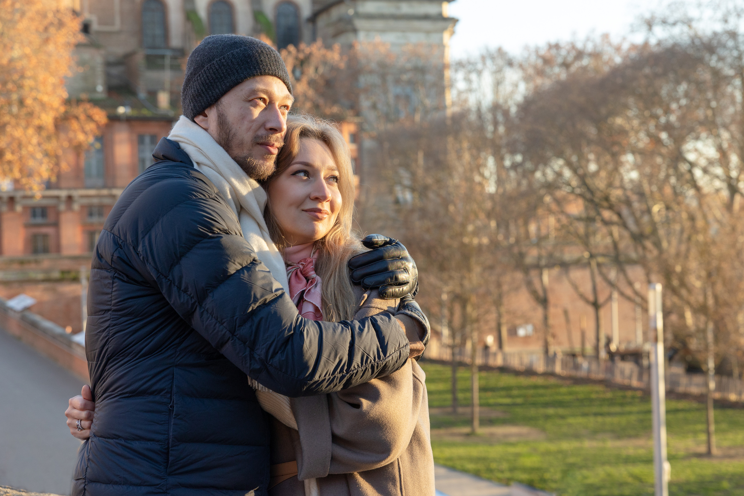 Пара влюбленных наблюдает закат на берегу реки Гаронна 