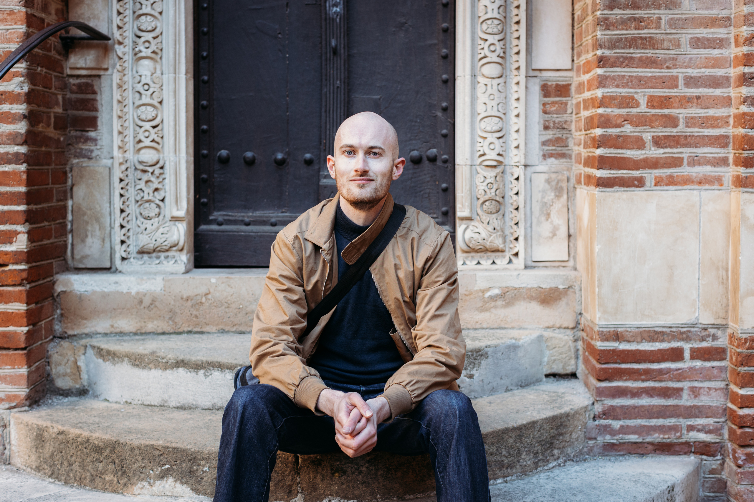 Portrait photo individuel pour Daniel au centre-ville de Toulouse. Eugénie Smirnova — Photographe à Toulouse et dans le Sud-Ouest