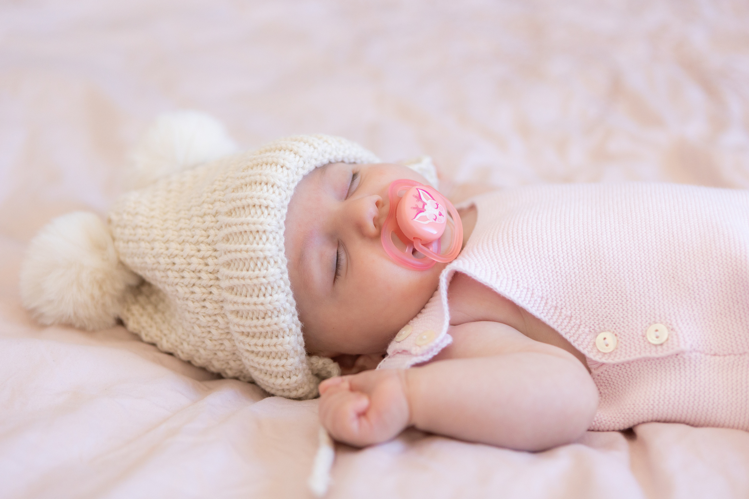 Maternity and newborn photo sessions. Eugenie Smirnova — wedding, corporate and lifestyle photographer in Toulouse and Southwest France