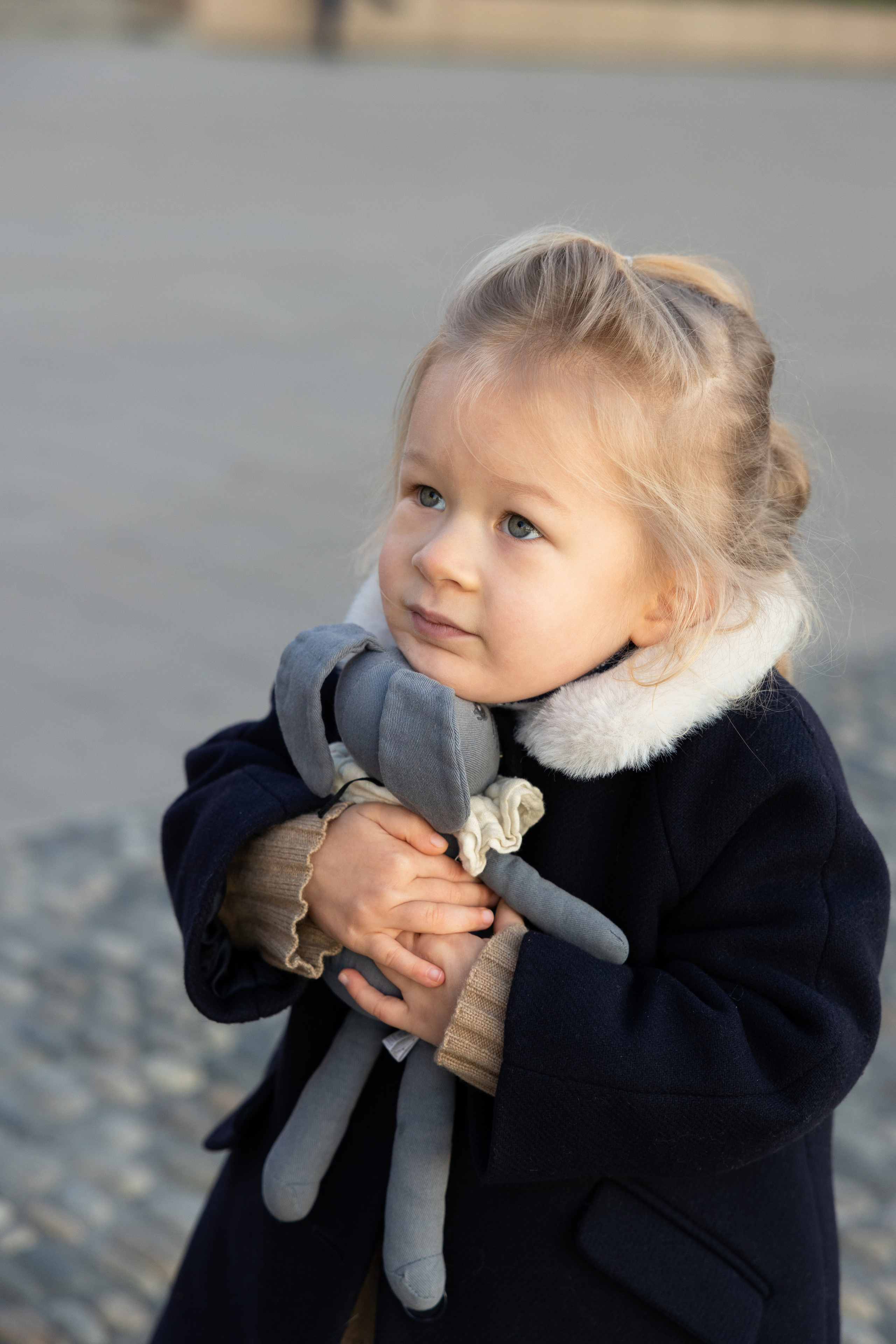 Милая девочка с игрушкой