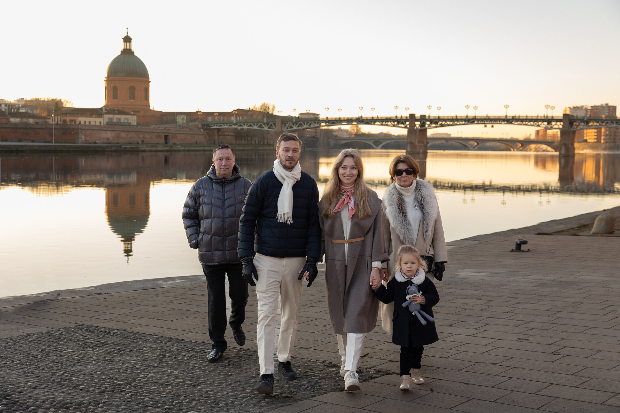 Family photo session in Toulouse for Yana’s family. Eugenie Smirnova — wedding, corporate and lifestyle photographer in Toulouse and Southwest France