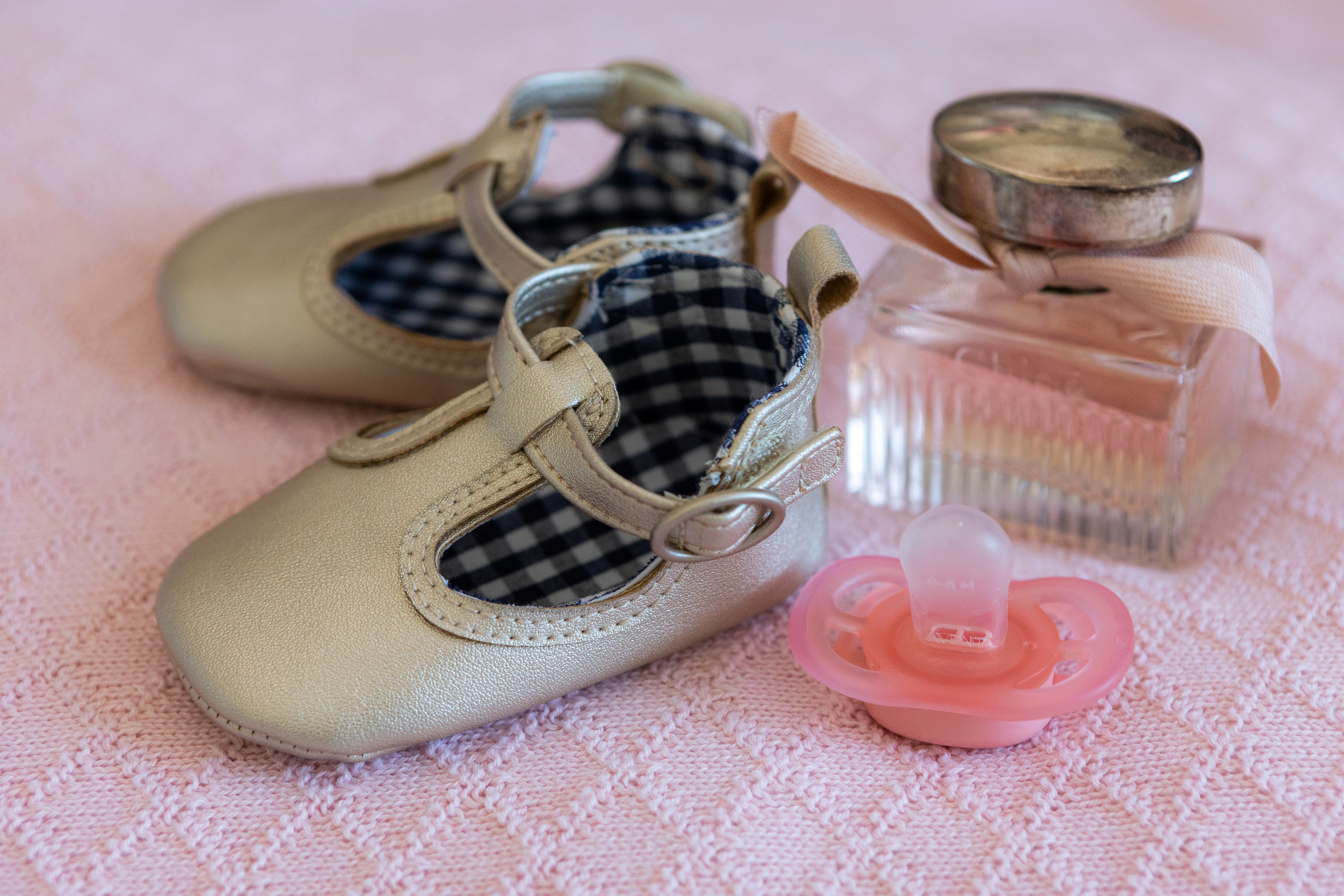 Maternity and newborn photo sessions. Eugenie Smirnova — wedding, corporate and lifestyle photographer in Toulouse and Southwest France