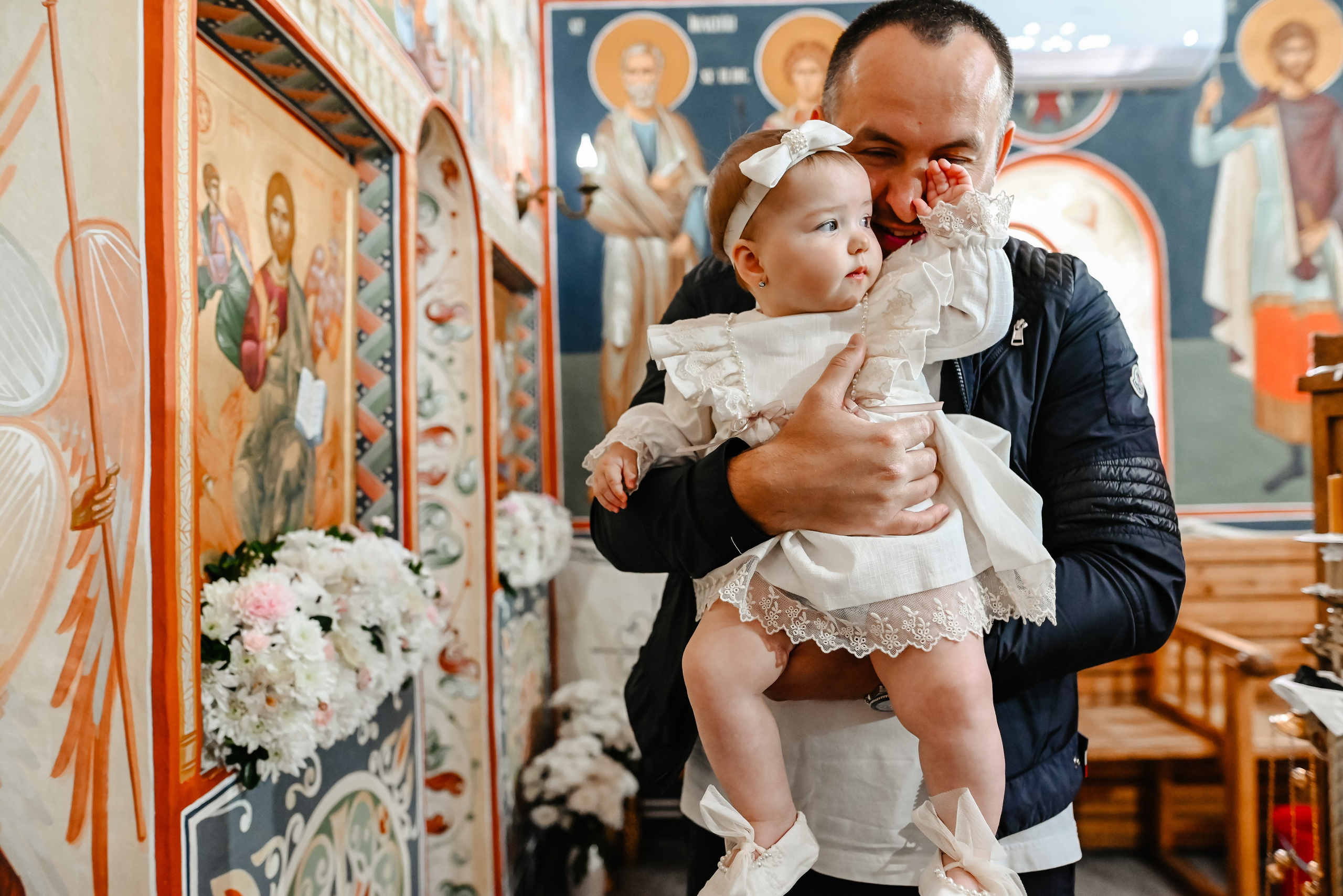 Bebeluşul alături de naș la sfanta taina a botezului – fotografie semnată Ana Maria Drăgan fotograf botez