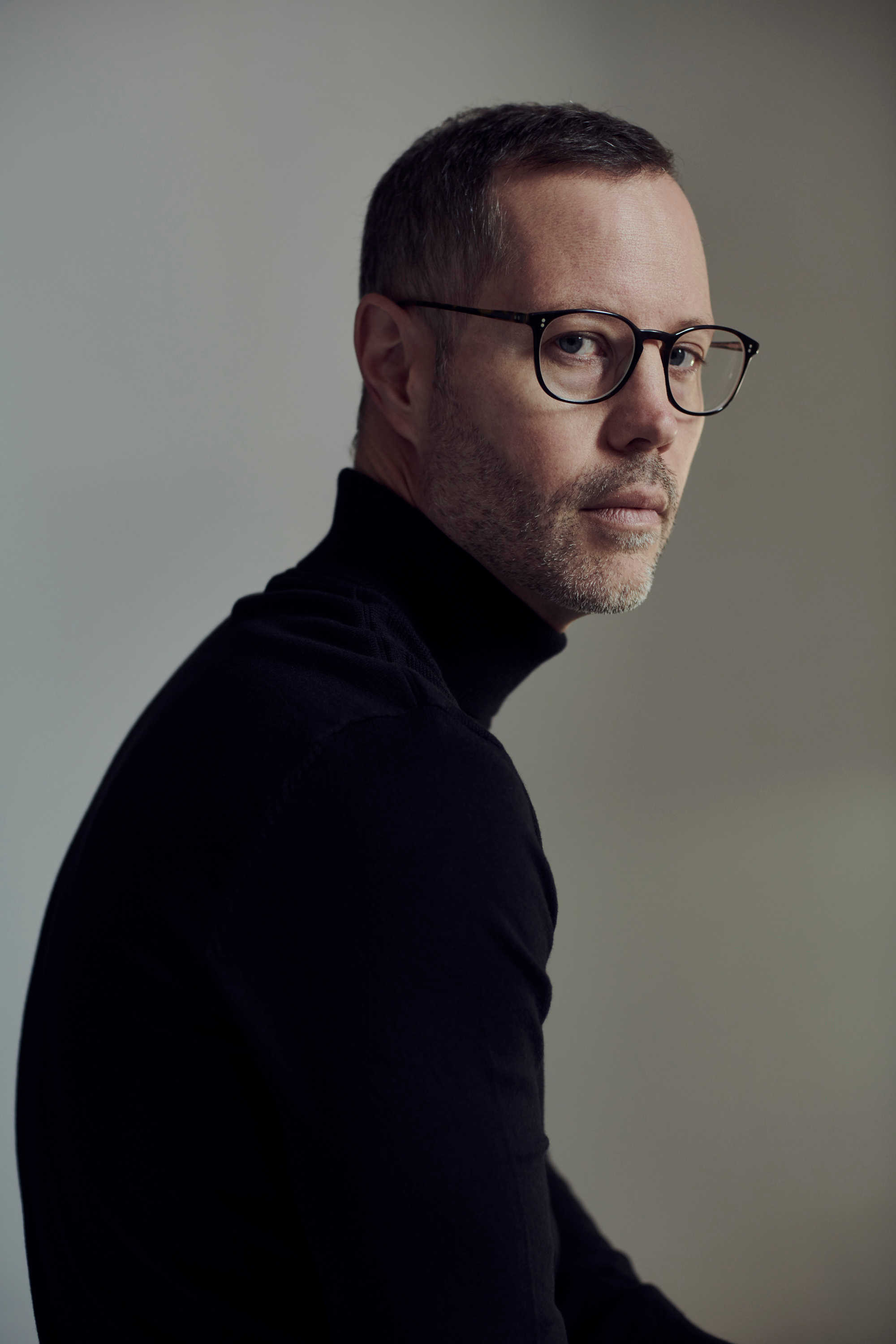 Zakelijke portretfoto van een man in de studio