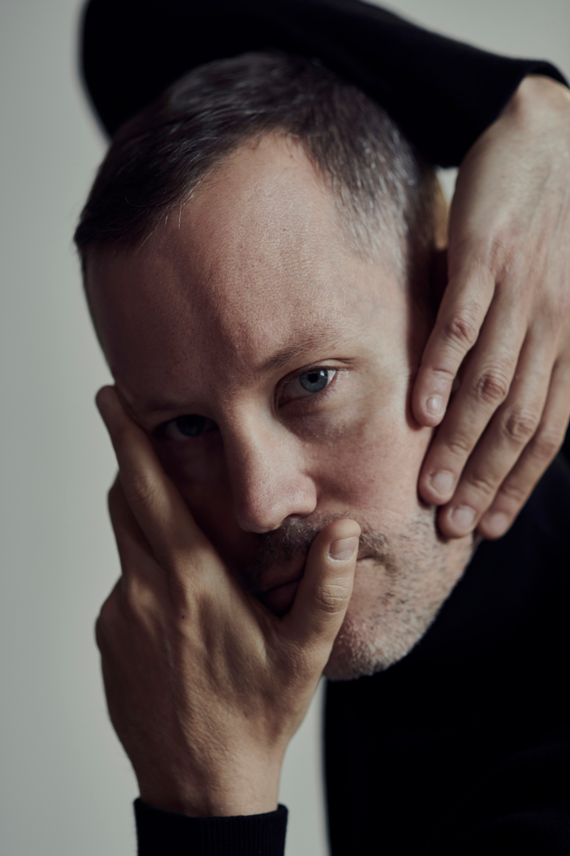 Een persoonlijk portretfotografie van de man in een dagstudio 