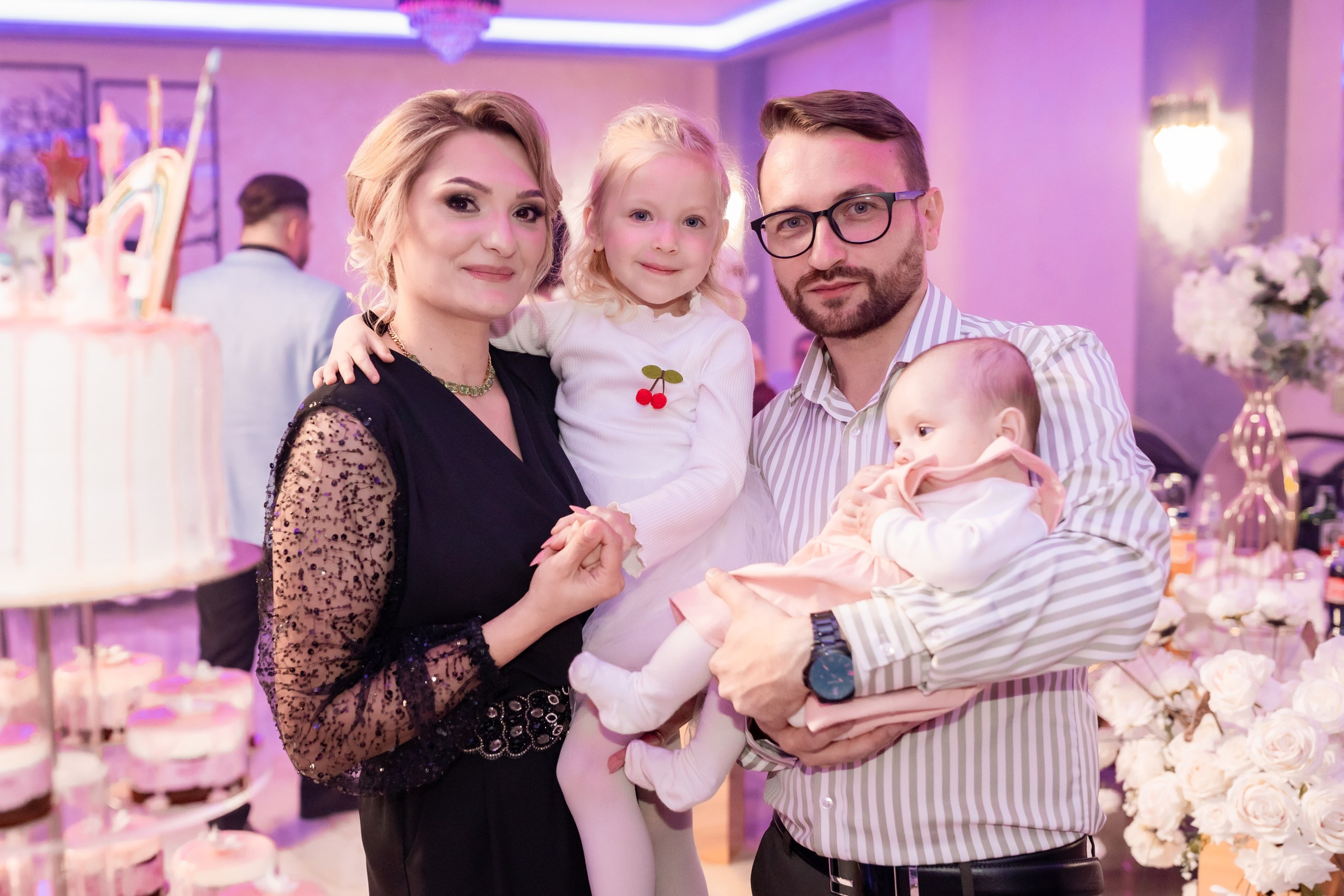 fotograf botez , fotografie botez Botoșani, fotograf Alin Chirilă, amintiri botez, fotografii botez, botez Miruna Parascheva, fotograf copii, fotografie botez în Botoșani-alt="botez , fotografie botez Alin Chirilă, amintiri botez, fotografii emoționante botez Botoșani"-- fotografii-botez-bebelus- amintiri-botez-micuț- moment-sfânt-crestinare- fotografie-emotionanta-botez- detalii-botez-bebelusi- parinti-fericiti-la-botez- fotograf-botez-profesionist- botez-in-biserica-ortodoxa- micuț-botezat-cu-emoție- zâmbete-și-lacrimi-la-botez- bebeluș-la-cristelniță- decor-botez-colorat- botez-cu-dragoste-și-credință- emotie-pura-la-botez- fotograf-botez-botosani- botez-iasi-suceava-fotograf- amintiri-nepretuite-botez-- Preotul ținându-l pe micuțul Mathias Gabriel la botez, în biserica Înălțarea Domnului, Copălău  - Detalii de la botezul lui Mathias – lumânare, trusou și icoană  - Familia lui Mathias Gabriel alături de micuț, în ziua botezului  - Portret emoționant cu mama și bebelușul în brațe, în biserică,fotograf profesionist evenimente Botoșani, Iași, Suceava, Fălticeni, Bacău, Pașcani, Roman - AlinoFotoStudio by Alin Chirilă - servicii foto nuntă, botez, cununie, ședințe foto creative, albume personalizate, fotografii emoționante și calitative pentru cele mai importante momente din viață,fotograf nuntă Botoșani Alin Chirilă,  ședință foto botez Iași - AlinoFotoStudio,  servicii fotograf profesionist evenimente Suceava,  fotograf cununie civilă Fălticeni - Alin Chirilă,  album foto nuntă personalizat Bacău.“Bebeluș botezat în biserică, ținut în brațe de nași”	•	“Detaliu cu lumânarea de botez decorată cu flori albe”	•	“Părinți emoționați alături de copilul lor la ceremonia de botez”	•	“Masa festivă de botez cu decor tematic și tort personalizat”	•	“Momentul în care preotul toarnă apă sfințită pe fruntea bebelușului”	“Bebeluș în rochie albă de botez, zâmbind în brațele mamei”	•	“Detaliu cu cruciulița de botez așezată pe o pernă de satin”	•	“Părinți și nași aprinzând lumânările în timpul ceremoniei de botez”	•	“Tort de botez decorat cu figurine tematice și numele copilului”	•	“Copil botezat dormind liniștit în pătuțul decorat festiv”	•	“Momentul în care preotul binecuvântează copilul în fața altarului”	•	“Invitați adunându-se în jurul mesei festive la petrecerea de botez”	•	“Bebeluș ținând în mână o jucărie personalizată primită la botez”	•	“Familie fericită pozând împreună după ceremonia de botez”	•	“Decor tematic cu baloane și flori la locația petrecerii de botez” fotograf Botoșani fotograf evenimente fotograf botez Alin Chirila fotograf alinofotostudio.fotograf botez Amelis Maria, fotografie botez Botoșani, fotograf Alin Chirilă, amintiri botez, fotografii botez, botez Amelis Maria, fotograf copii, fotografie botez în Botoșani,
