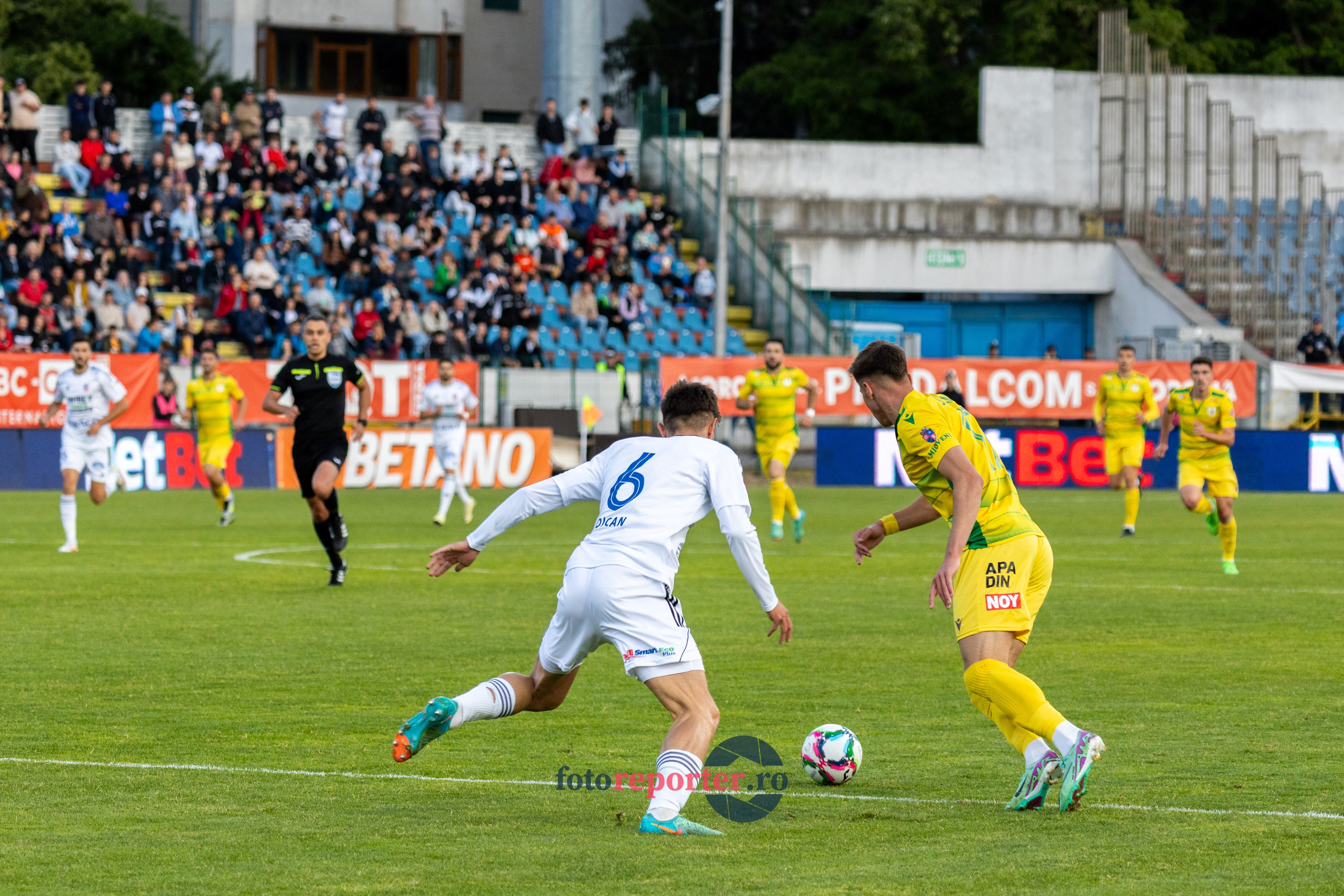 Galerie Foto: FC Botoșani vs. CS Mioveni - Pe 17 mai 2024, am fost martorii unei partide incredibile între FC Botoșani și CS Mioveni, în prima manșă a barajului pentru evitarea retrogradării. În fața unui stadion plin de emoție și speranță, echipa noastră a obținut o victorie importantă, cu un gol marcat de Aldair în minutul 93. 💪 *FC Botoșani 1-0 CS Mioveni*⚽️ Urmăriți momentele cheie ale meciului și bucuria suporterilor în această galerie foto! Pregătiți-vă pentru meciul de retur de pe 24 mai, când vom lupta din nou pentru a rămâne în prima ligă.#FCBotoșani #CSMioveni #BarajRetrogradare #ForzaBotoșani 