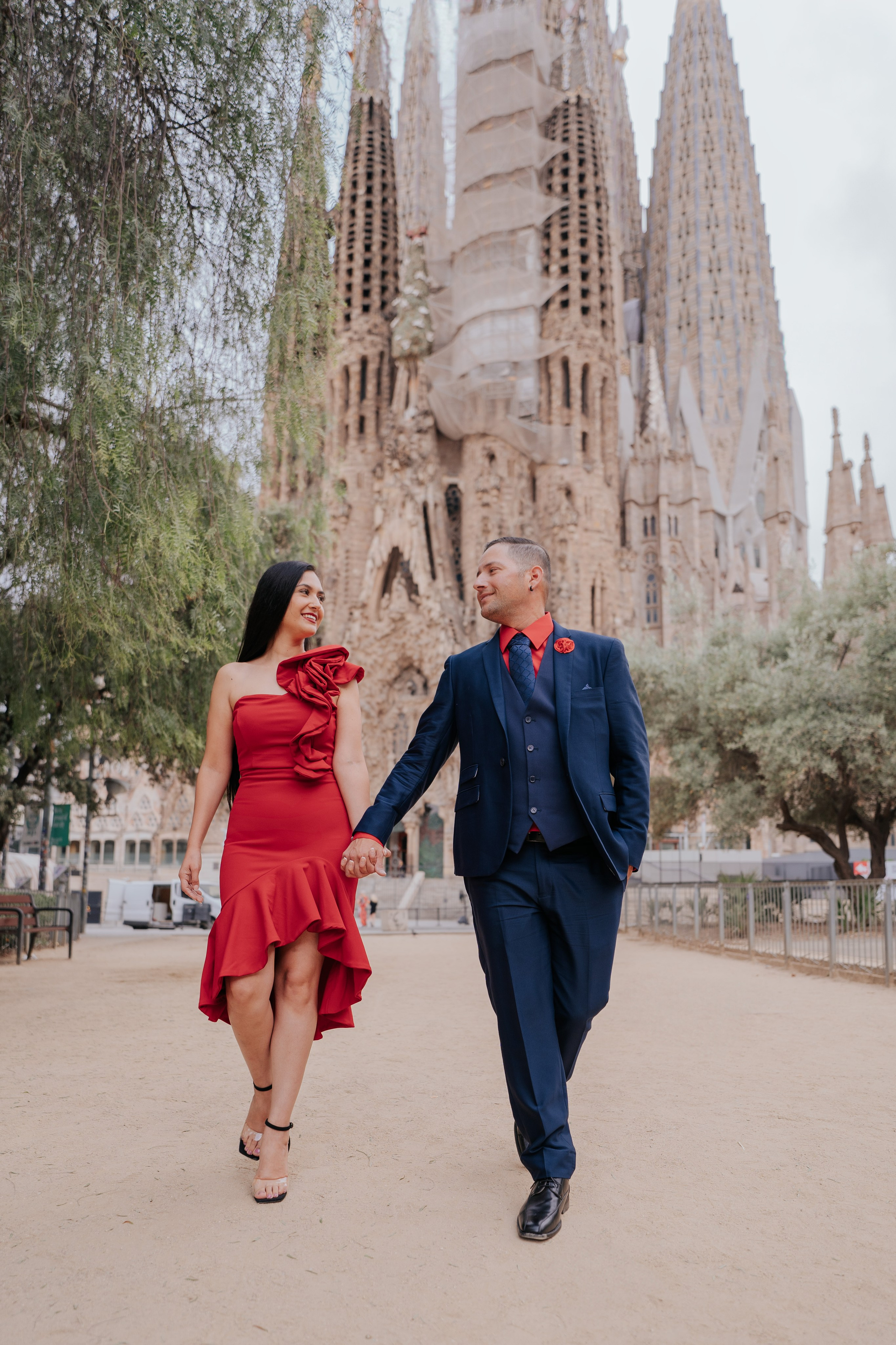 Sagrada Familila couples romantic Photoshoot in Barcelona