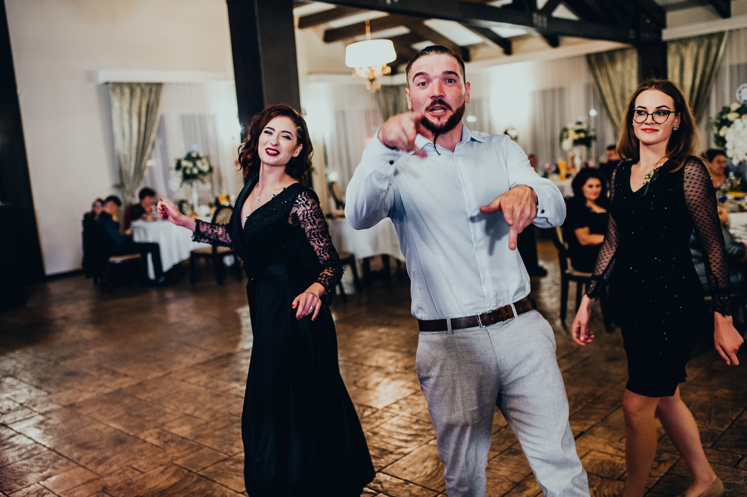 Fotograf profesionist de nuntă. Cu o abordare creativă și tehnici unice, spunem povestea voastră prin imagini pline de iubire și naturalețe. Descoperă arta fotografiei de nuntă . Fotograf Iasi, fotograf de nunta Suceava. Fotografii de nuntă. Pachet fotografii de nuntă. Fotograf Iasi, fotograf Suceava, fotograf Botosani, fotograf Romania. Servicii foto nuntă. Servicii foto-video.