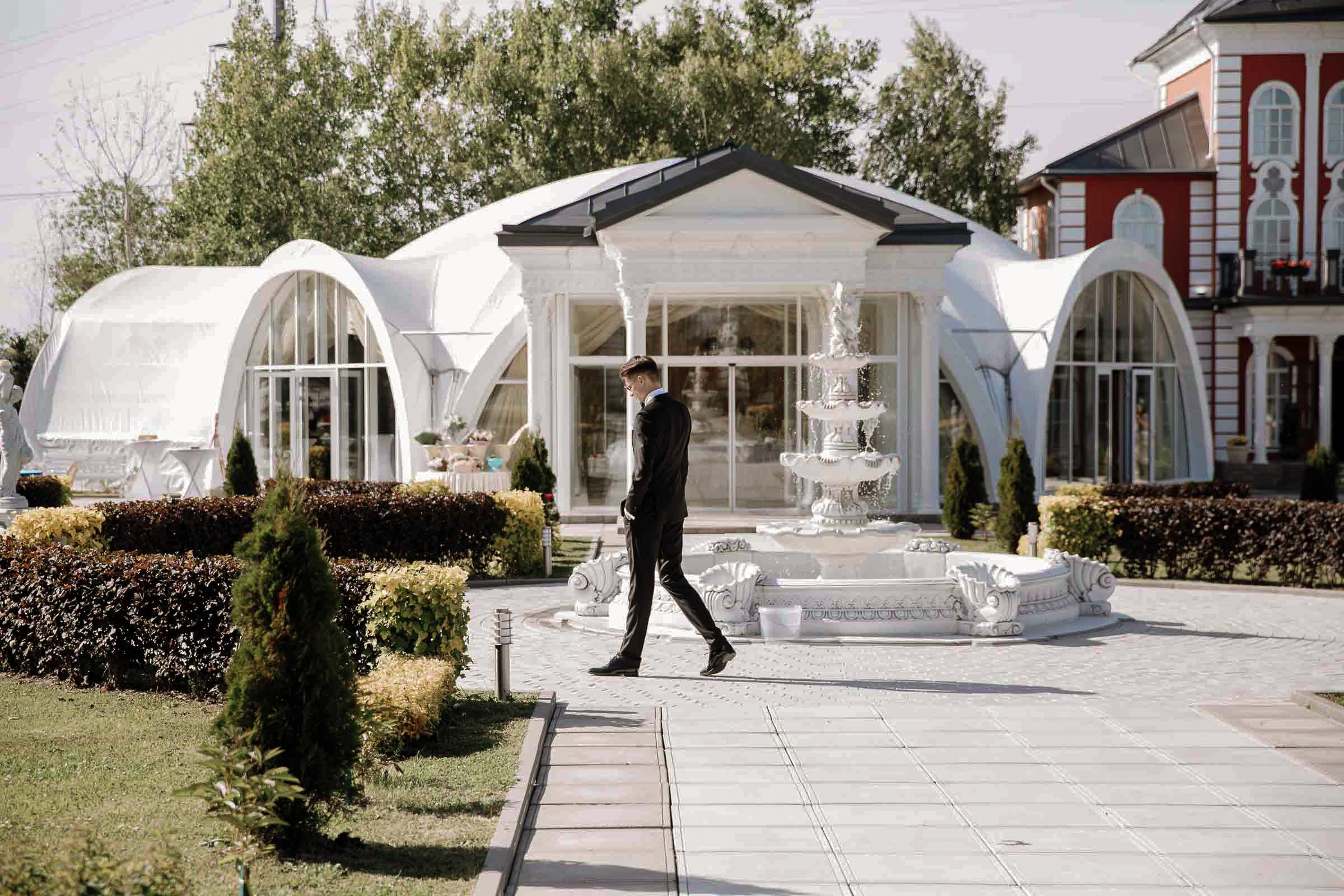 Groom’s pre-ceremony wait, by Tanya Bodgan, reportage wedding photographer.