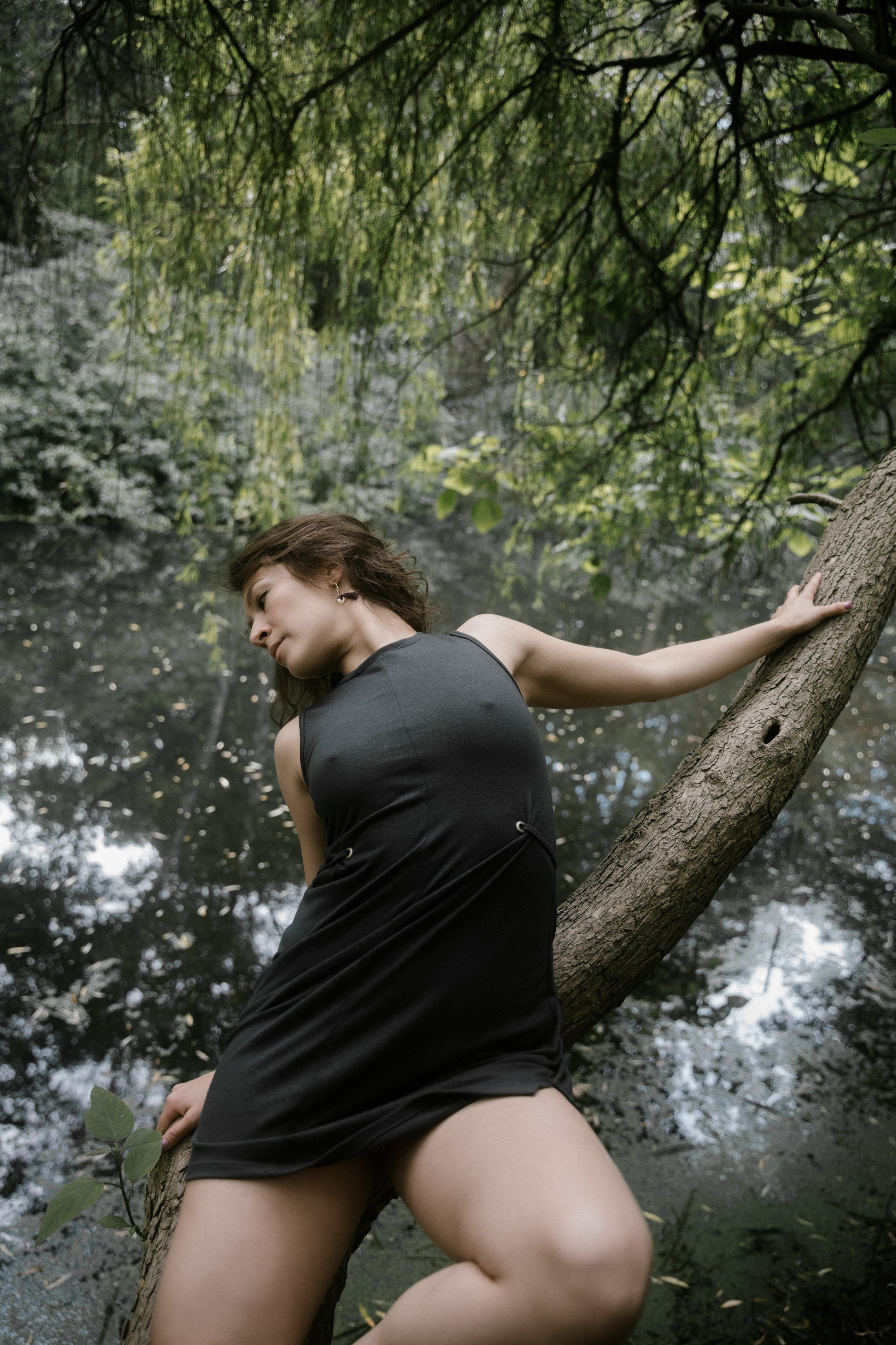  Fine-Art-Foto einer Frau, liegend auf Baum über Teich