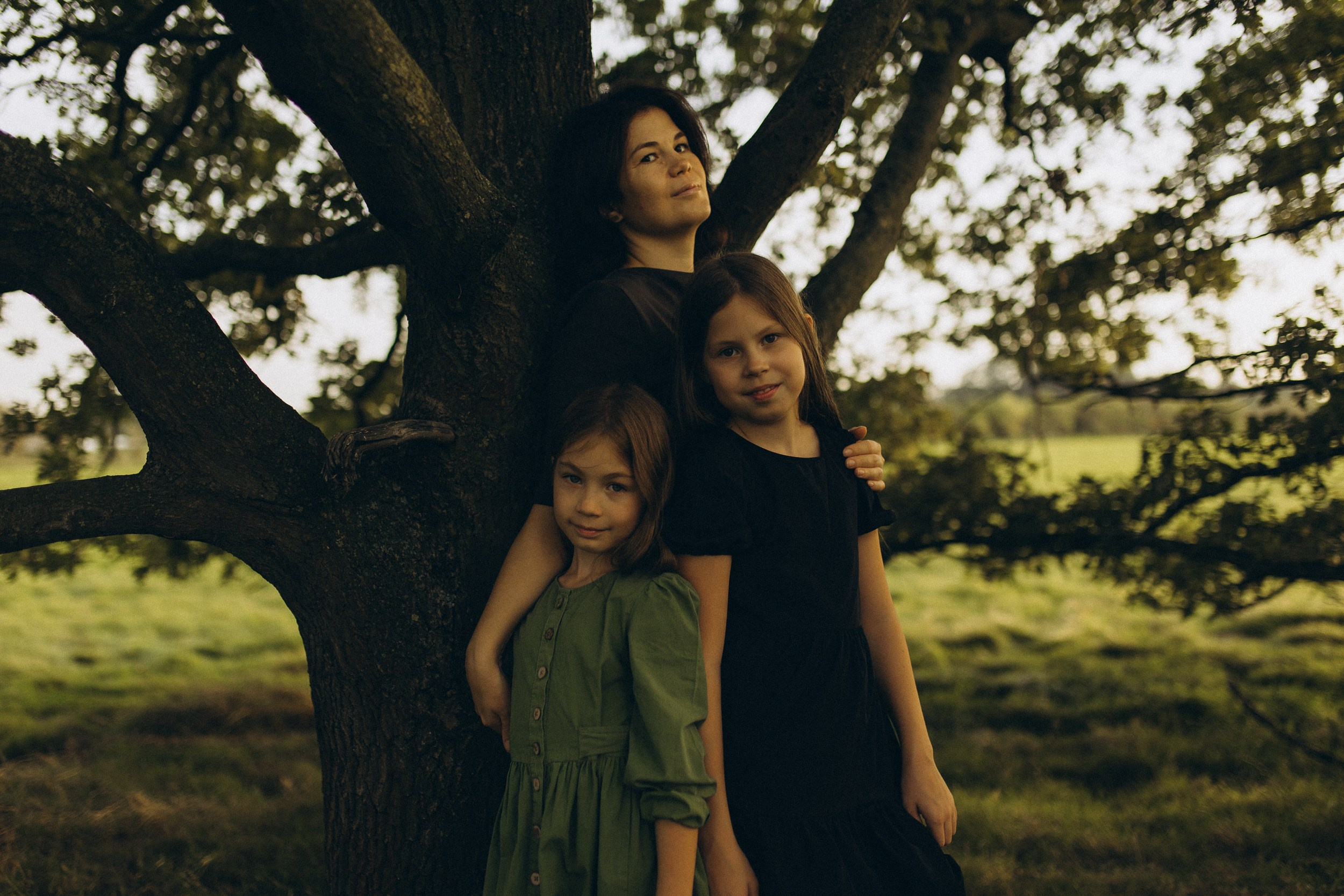 Mama und ihre zwei bezaubernden Töchter in einer familiären Fotosession. Familien & Hochzeitfotografin Nadja Holzmann