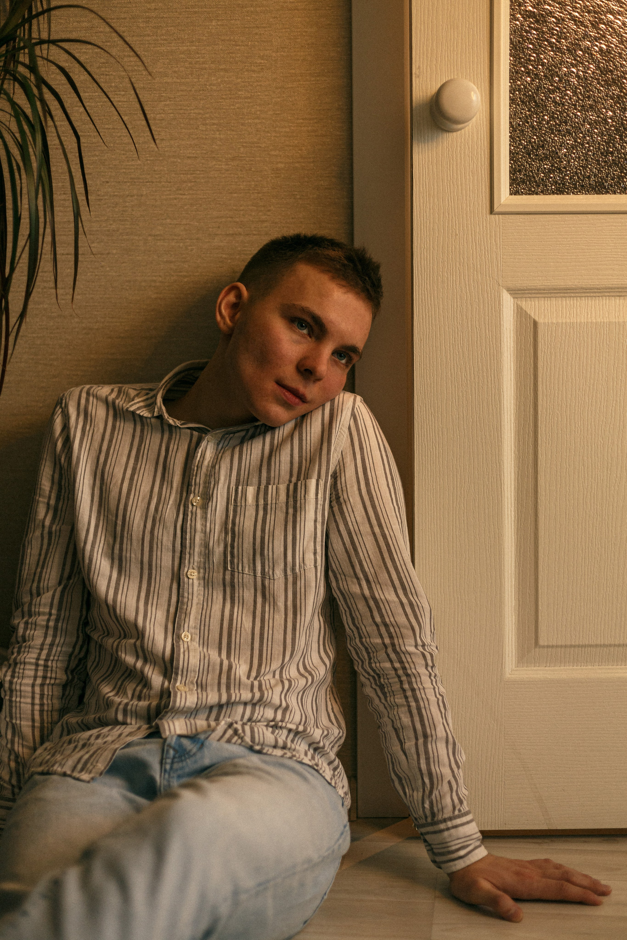 retrato masculino en una habitación normal y corriente