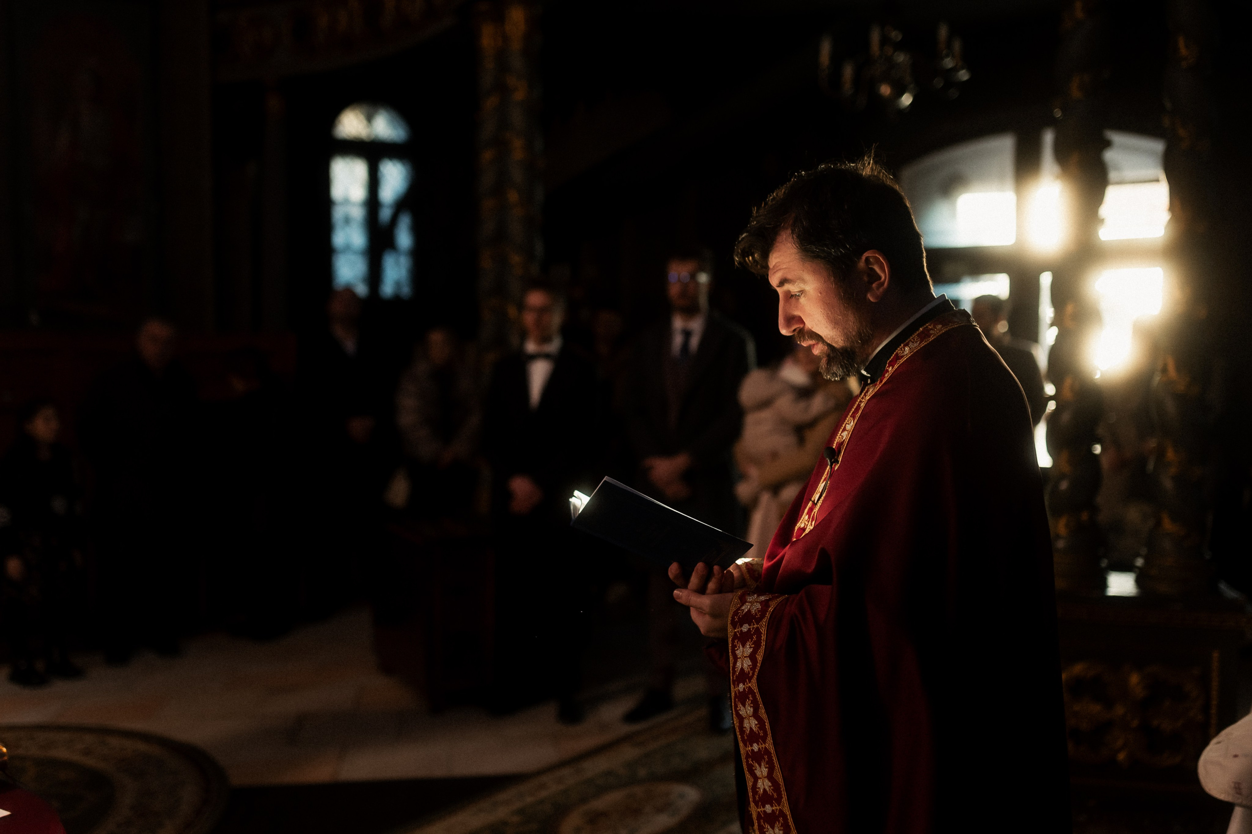 otografie de botez în biserică, cu imagini pline de sensibilitate și lumină naturală