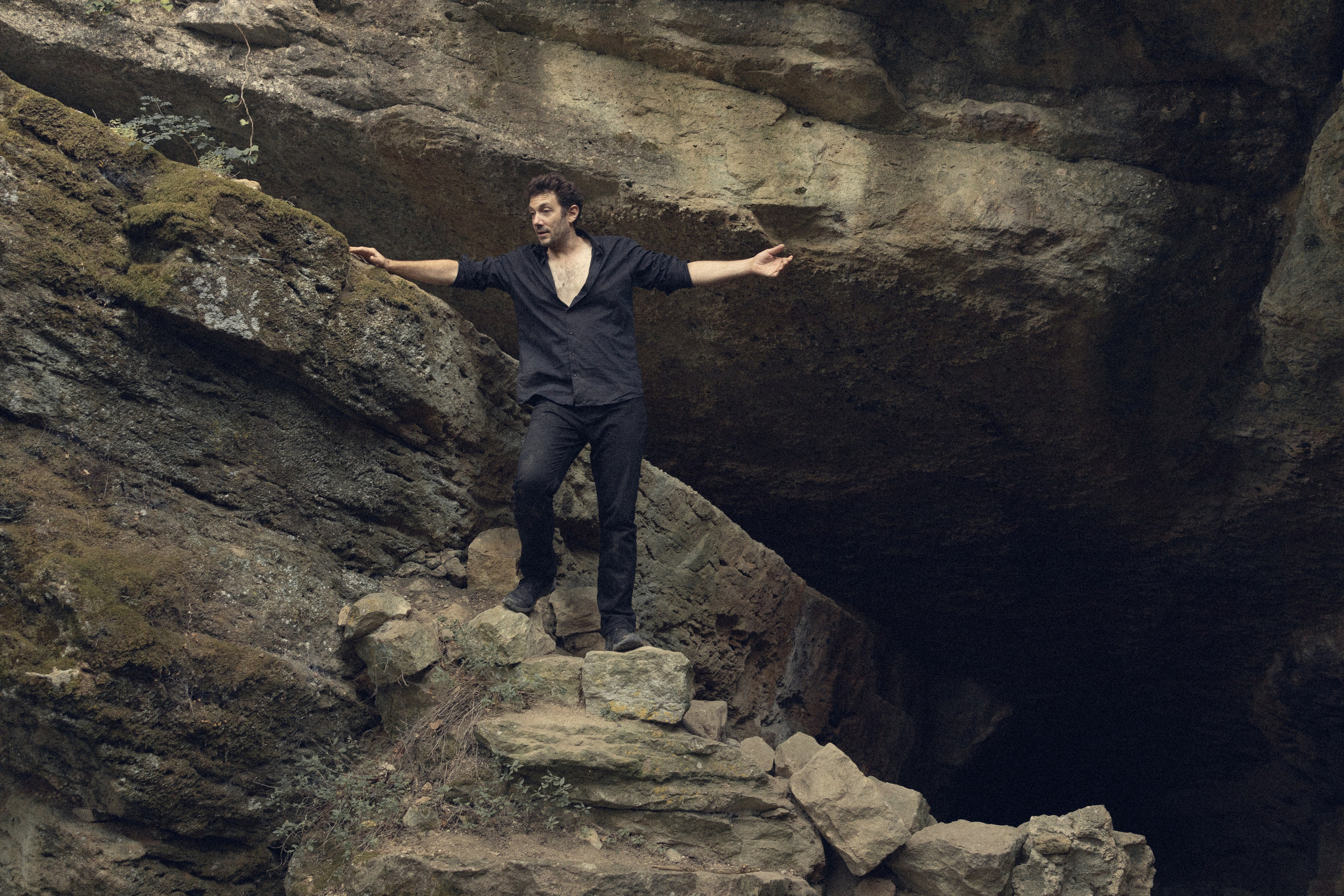 Portrait du portfolio d’un acteur Avignon Provence France. Histoires d’amour, séances photos de famille et de mariage en France