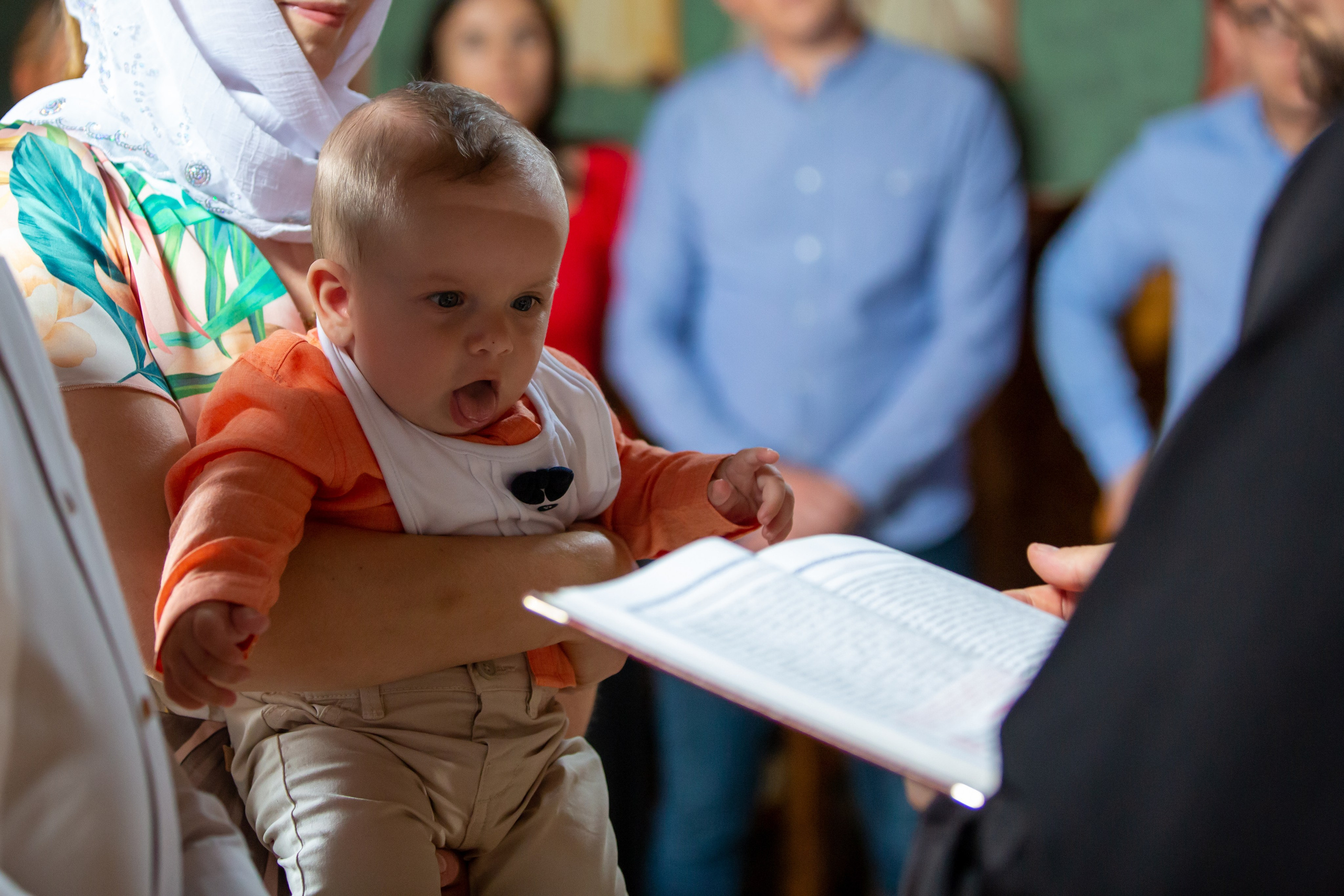 “Bebeluș botezat în biserică, ținut în brațe de nași”	•	“Detaliu cu lumânarea de botez decorată cu flori albe”	•	“Părinți emoționați alături de copilul lor la ceremonia de botez”	•	“Masa festivă de botez cu decor tematic și tort personalizat”	•	“Momentul în care preotul toarnă apă sfințită pe fruntea bebelușului”	“Bebeluș în rochie albă de botez, zâmbind în brațele mamei”	•	“Detaliu cu cruciulița de botez așezată pe o pernă de satin”	•	“Părinți și nași aprinzând lumânările în timpul ceremoniei de botez”	•	“Tort de botez decorat cu figurine tematice și numele copilului”	•	“Copil botezat dormind liniștit în pătuțul decorat festiv”	•	“Momentul în care preotul binecuvântează copilul în fața altarului”	•	“Invitați adunându-se în jurul mesei festive la petrecerea de botez”	•	“Bebeluș ținând în mână o jucărie personalizată primită la botez”	•	“Familie fericită pozând împreună după ceremonia de botez”	•	“Decor tematic cu baloane și flori la locația petrecerii de botez” fotograf Botoșani fotograf evenimente fotograf botez Alin Chirila fotograf alinofotostudio,- Preotul ținându-l pe micuțul Mathias Gabriel la botez, în biserica Înălțarea Domnului, Copălău  - Detalii de la botezul lui Mathias – lumânare, trusou și icoană  - Familia lui Mathias Gabriel alături de micuț, în ziua botezului  - Portret emoționant cu mama și bebelușul în brațe, în biserică,fotograf profesionist evenimente Botoșani, Iași, Suceava, Fălticeni, Bacău, Pașcani, Roman - AlinoFotoStudio by Alin Chirilă - servicii foto nuntă, botez, cununie, ședințe foto creative, albume personalizate, fotografii emoționante și calitative pentru cele mai importante momente din viață,fotograf nuntă Botoșani Alin Chirilă,  ședință foto botez Iași - AlinoFotoStudio,  servicii fotograf profesionist evenimente Suceava,  fotograf cununie civilă Fălticeni - Alin Chirilă,  album foto nuntă personalizat Bacău.“Bebeluș botezat în biserică, ținut în brațe de nași”	•	“Detaliu cu lumânarea de botez decorată cu flori albe”	•	“Părinți emoționați alături de copilul lor la ceremonia de botez”	•	“Masa festivă de botez cu decor tematic și tort personalizat”	•	“Momentul în care preotul toarnă apă sfințită pe fruntea bebelușului”	“Bebeluș în rochie albă de botez, zâmbind în brațele mamei”	•	“Detaliu cu cruciulița de botez așezată pe o pernă de satin”	•	“Părinți și nași aprinzând lumânările în timpul ceremoniei de botez”	•	“Tort de botez decorat cu figurine tematice și numele copilului”	•	“Copil botezat dormind liniștit în pătuțul decorat festiv”	•	“Momentul în care preotul binecuvântează copilul în fața altarului”	•	“Invitați adunându-se în jurul mesei festive la petrecerea de botez”	•	“Bebeluș ținând în mână o jucărie personalizată primită la botez”	•	“Familie fericită pozând împreună după ceremonia de botez”	•	“Decor tematic cu baloane și flori la locația petrecerii de botez” fotograf Botoșani fotograf evenimente fotograf botez Alin Chirila fotograf alinofotostudio.fotograf botez Amelis Maria, fotografie botez Botoșani, fotograf Alin Chirilă, amintiri botez, fotografii botez, botez Amelis Maria, fotograf copii, fotografie botez în Botoșani,