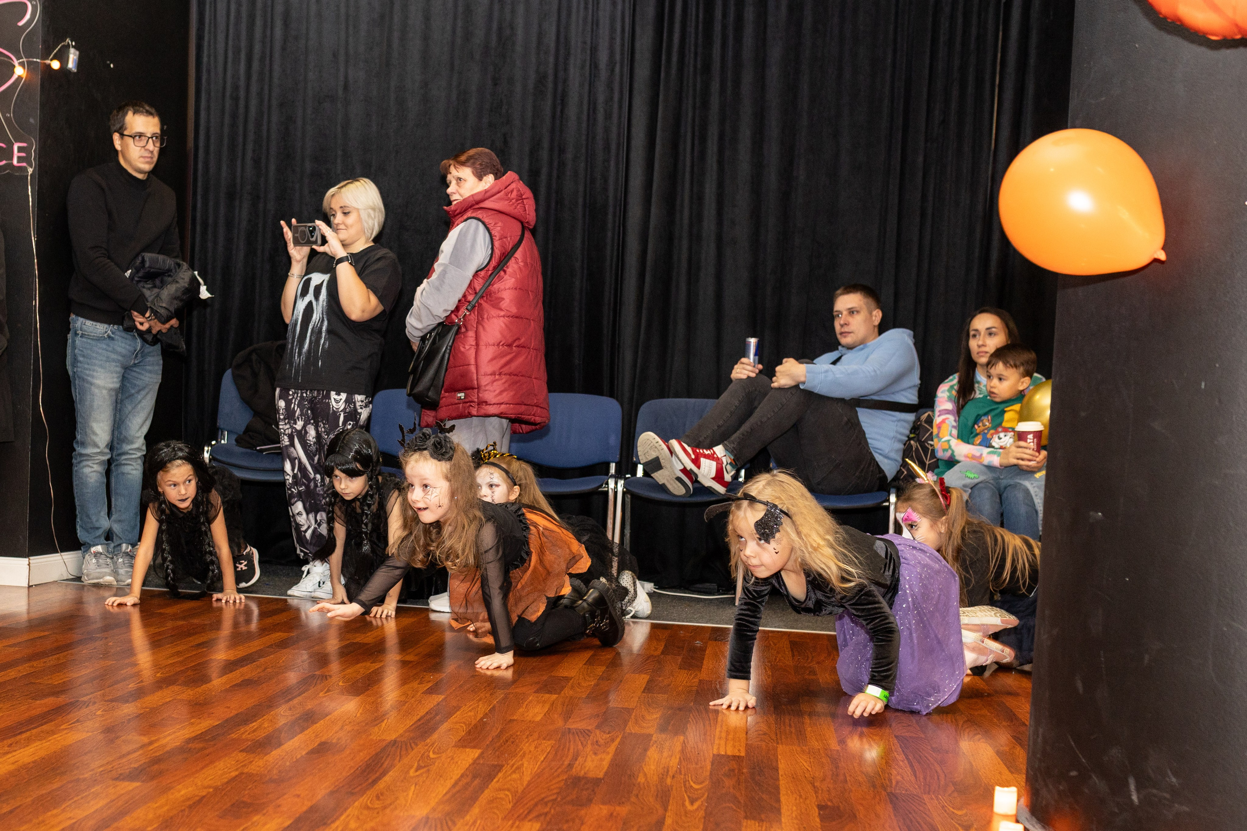 Leo dance studio Helloween 2025. Семейный и детский фотограф в Варшаве Мила Бобровская