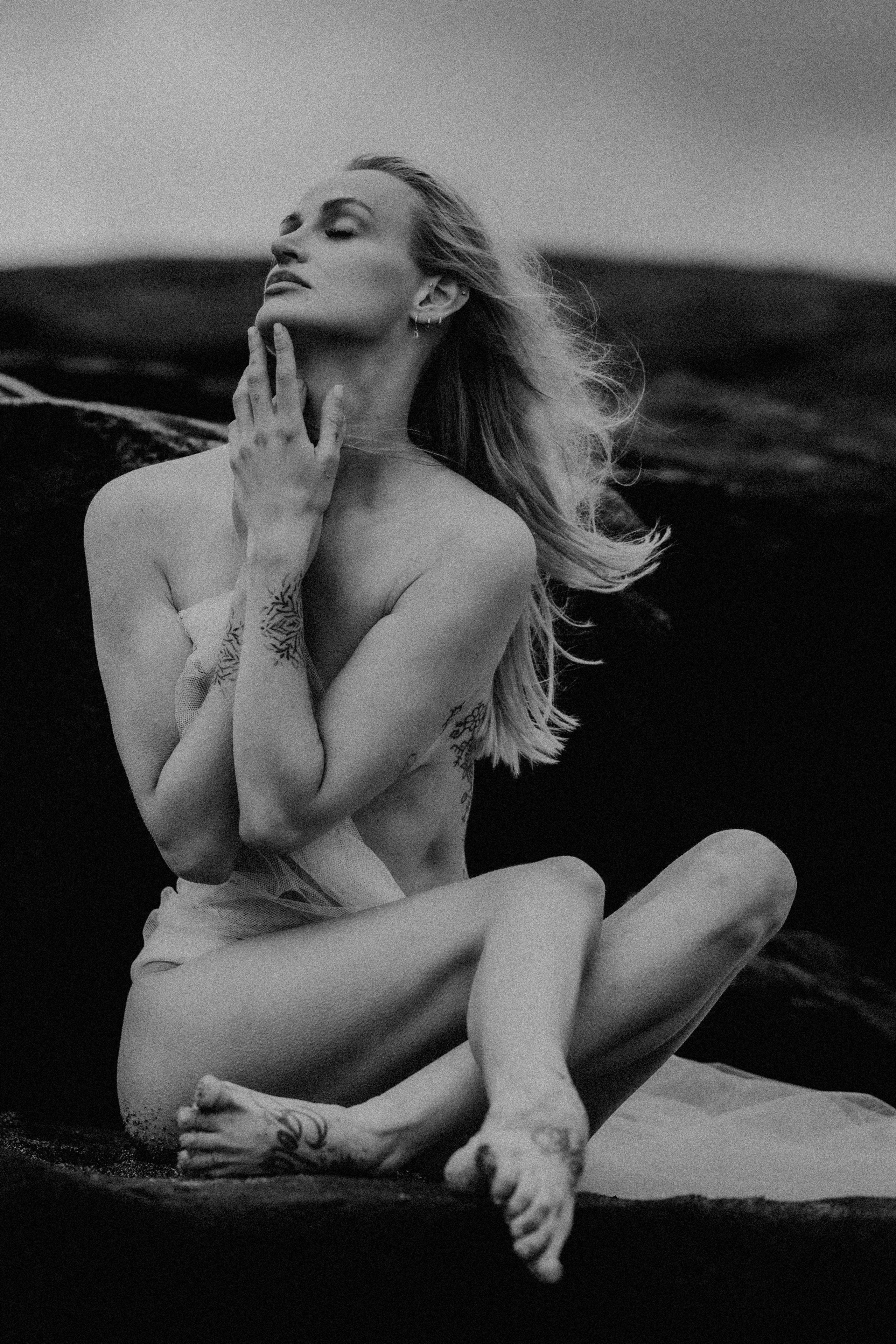 Body, nature, and empowerment—sensual boudoir photography in Iceland’s stunning landscape.