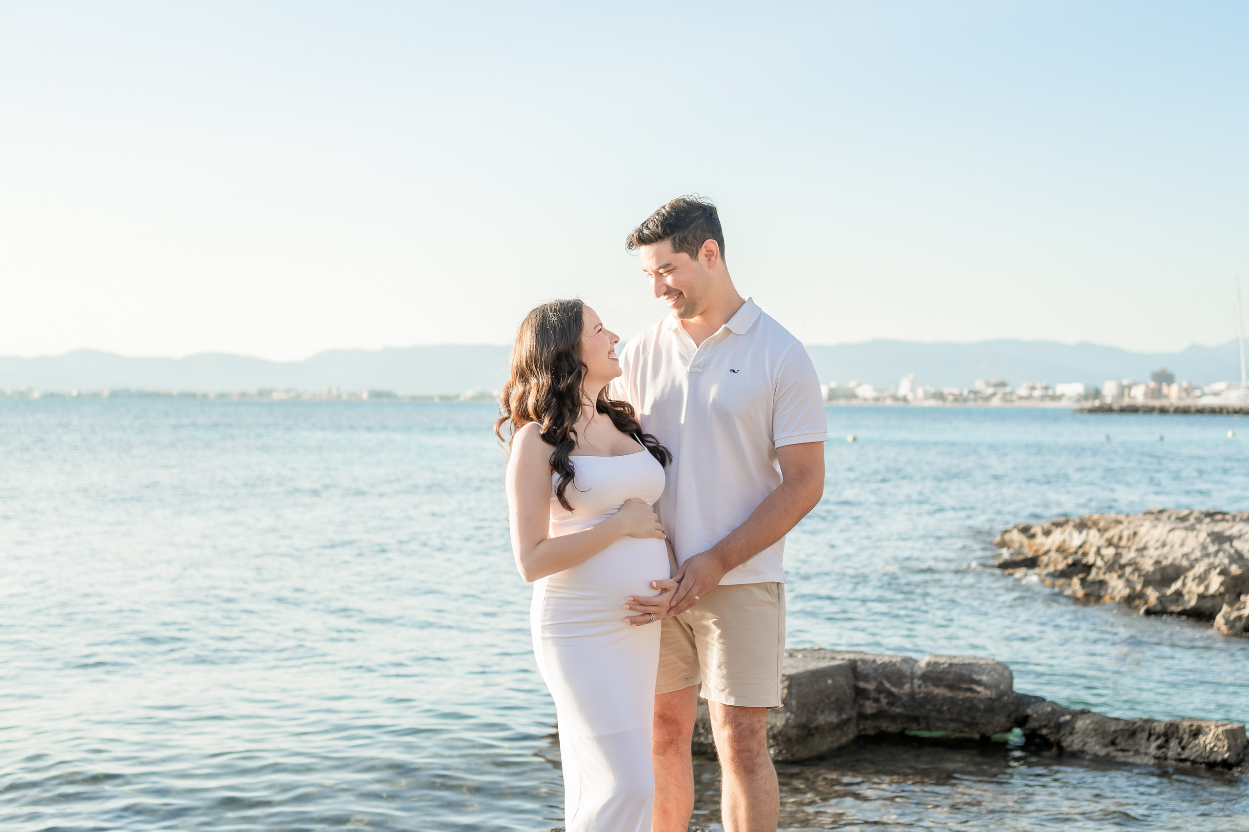 Maternity Photoshoot by the Sea in Mallorca – Natural & Timeless Moments. Deine Fotografin auf Mallorca für Familien und Business