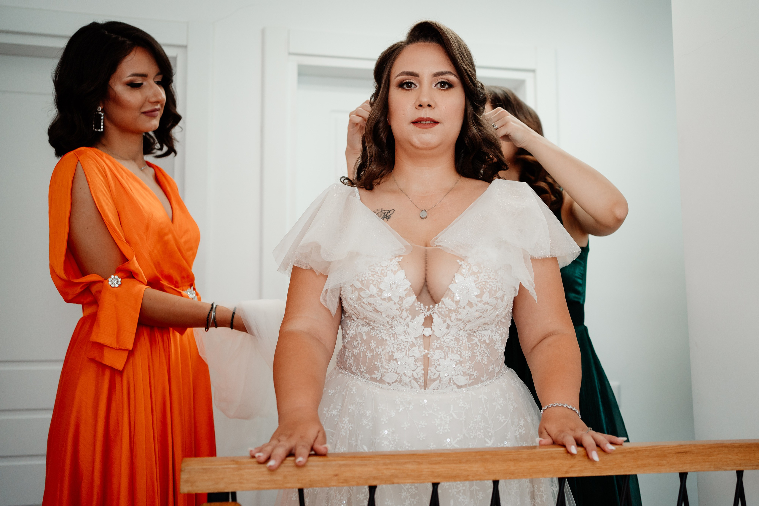 Moment emoționant între miri în ziua nunții, surprins într-un cadru natural și romantic, la Daimon Events. Fotografie de nuntă profesională, editată artistic pentru a evidenția emoția și eleganța evenimentului.