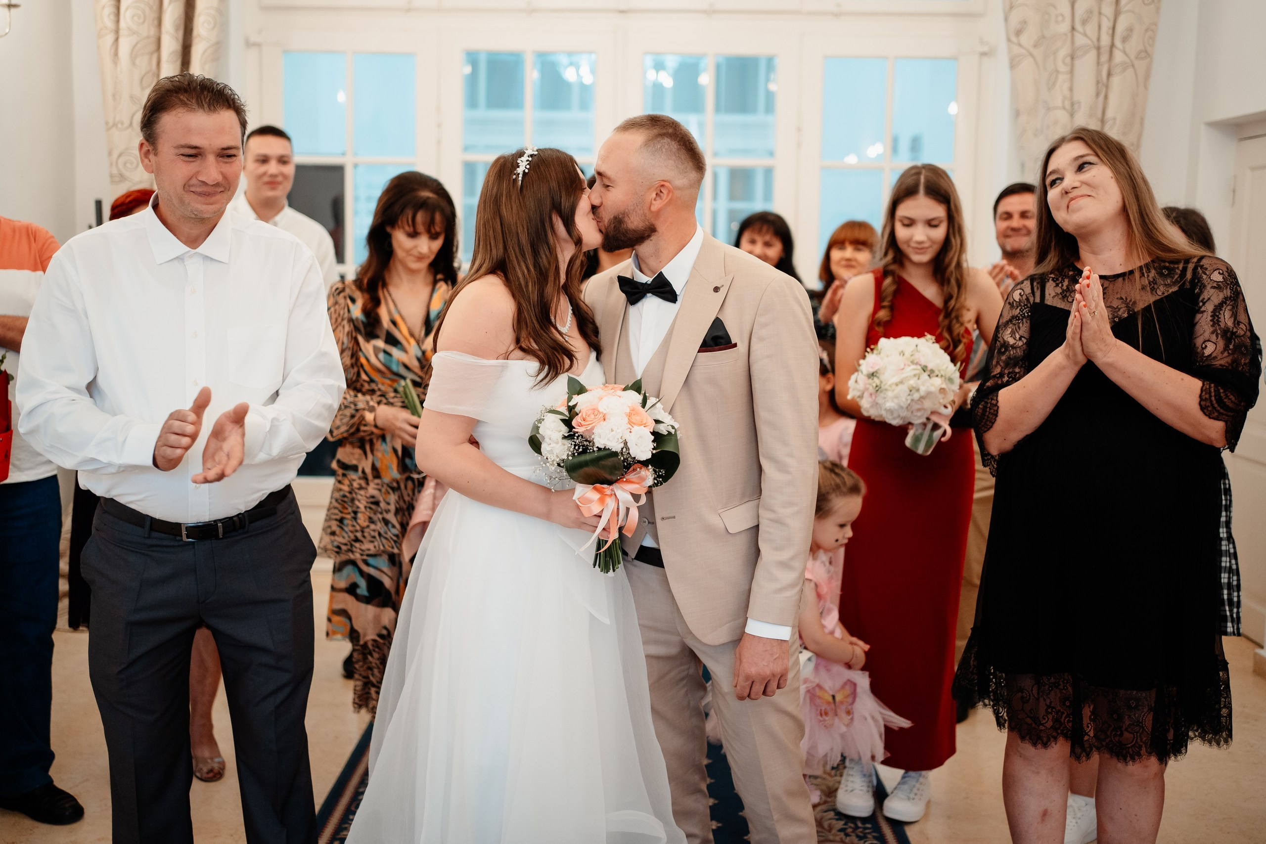 Miri fericiți în fața oficiului stării civile din Bucuresti, Sector 1, celebrând începutul unei noi vieți împreună. Fotografie de cununie civilă, capturând naturalețea și bucuria momentului special.