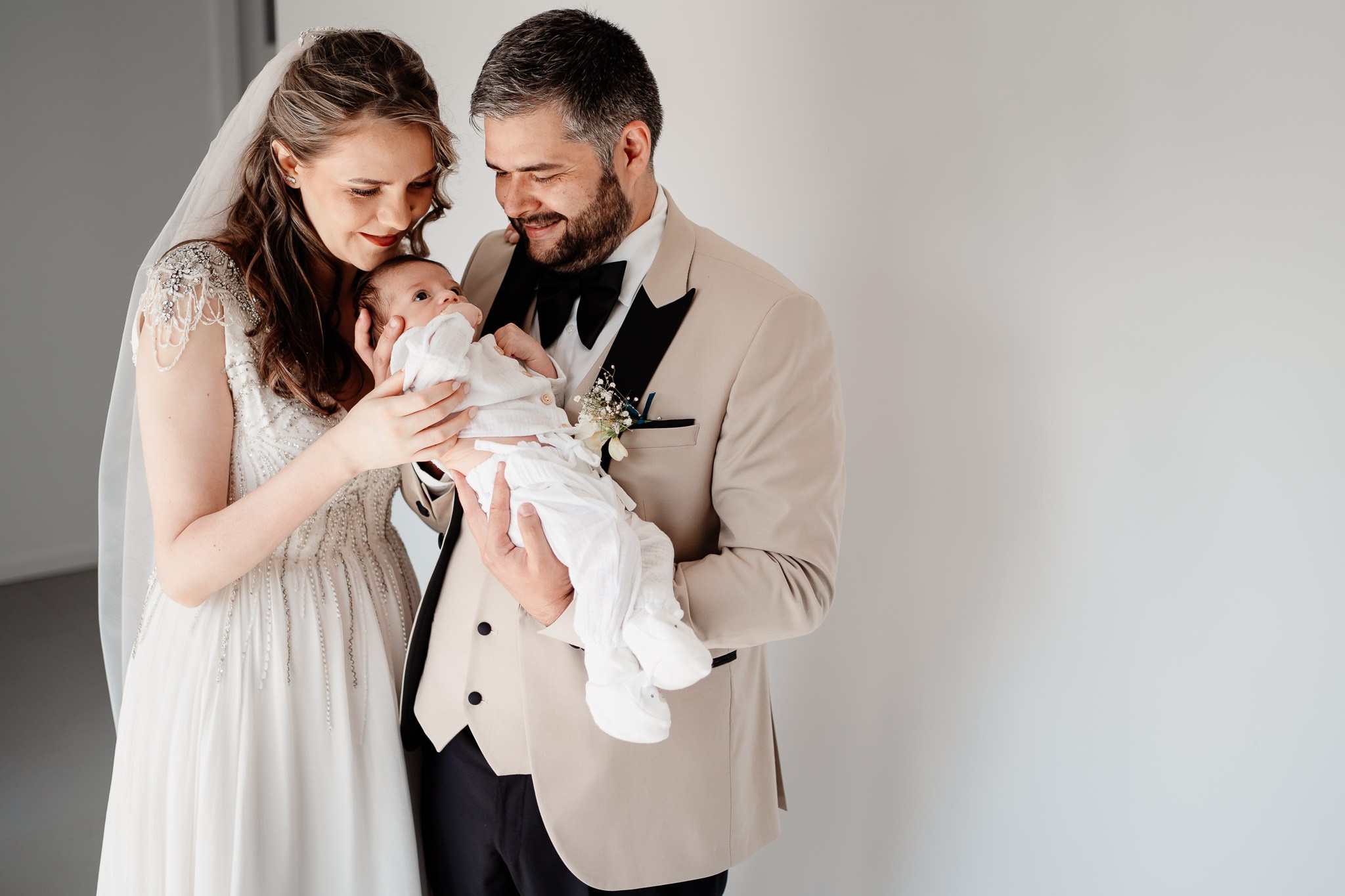 Moment emoționant între miri în ziua nunții, surprins într-un cadru natural și romantic, la Grădina Lahovari. Fotografie de nuntă profesională, editată artistic pentru a evidenția emoția și eleganța evenimentului.