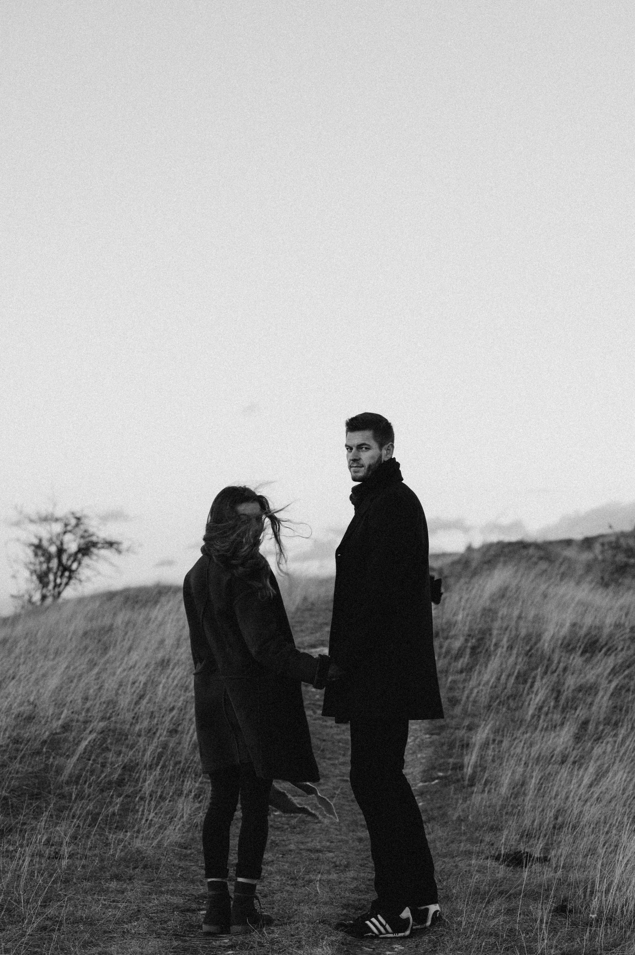 Wenn der Wind flüstert | Paarshooting am Gelben Berg. Фотограф в Нюрнберге Ирина Менерт из Ансбаха