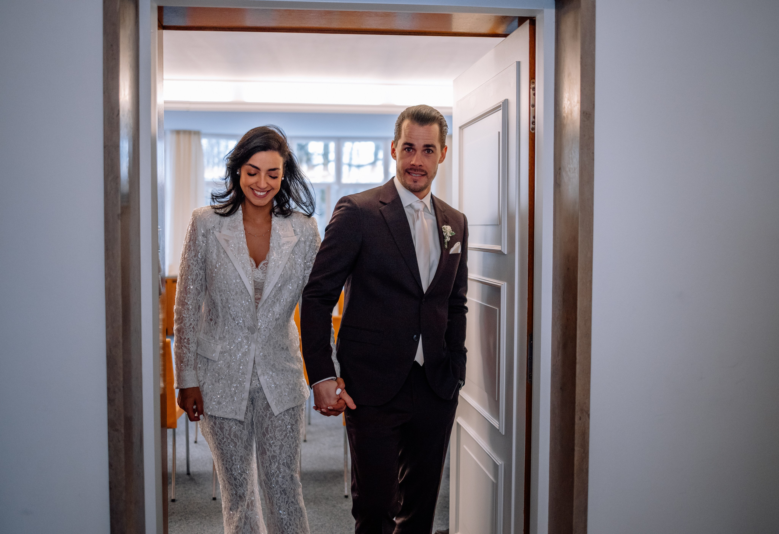 Brautpaar verlässt Standesamt Mandlstraße 14 – alle Gäste jubeln