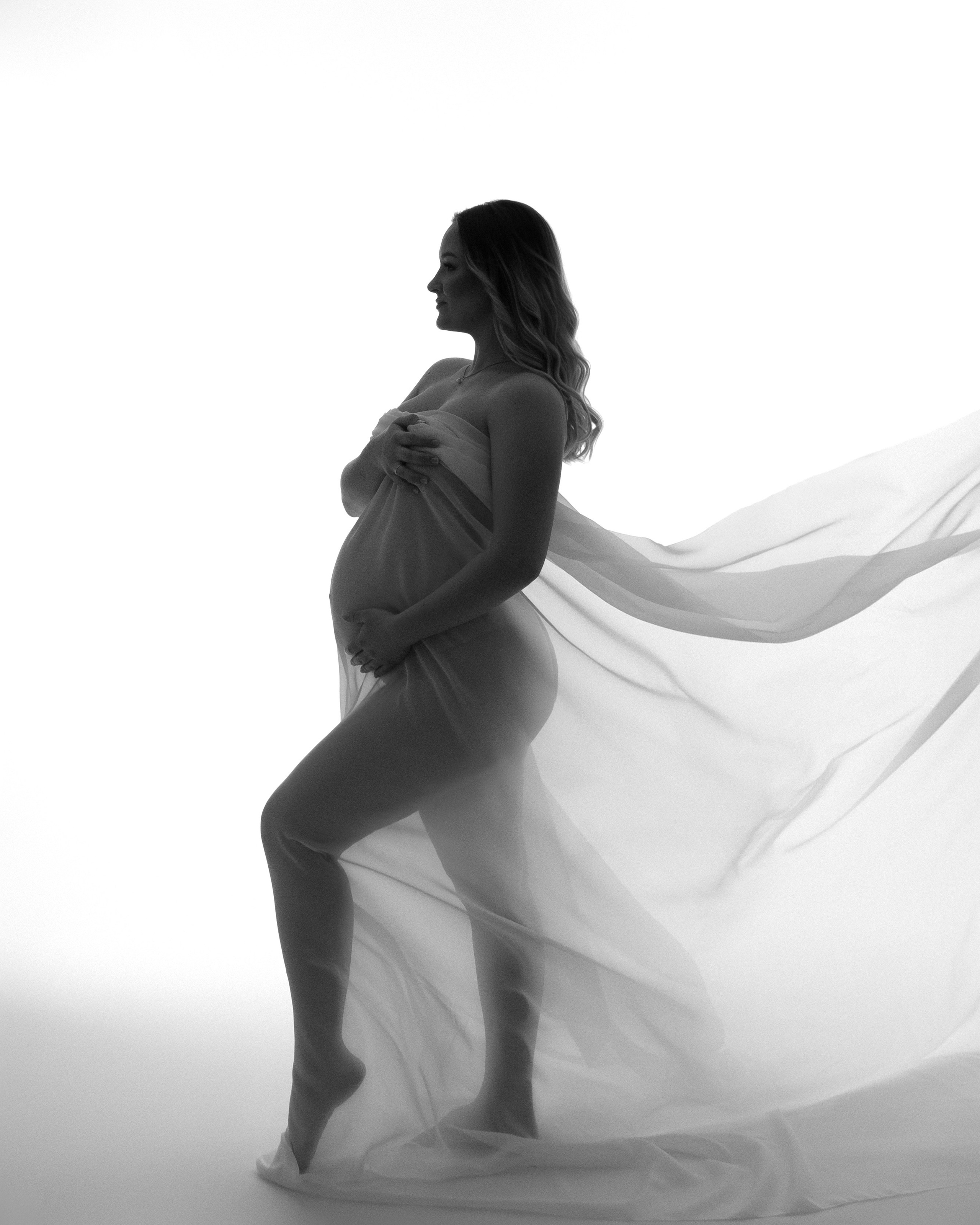 Nicole in Bewegung mit Stoff – lebendige Darstellung der Mutterschaft