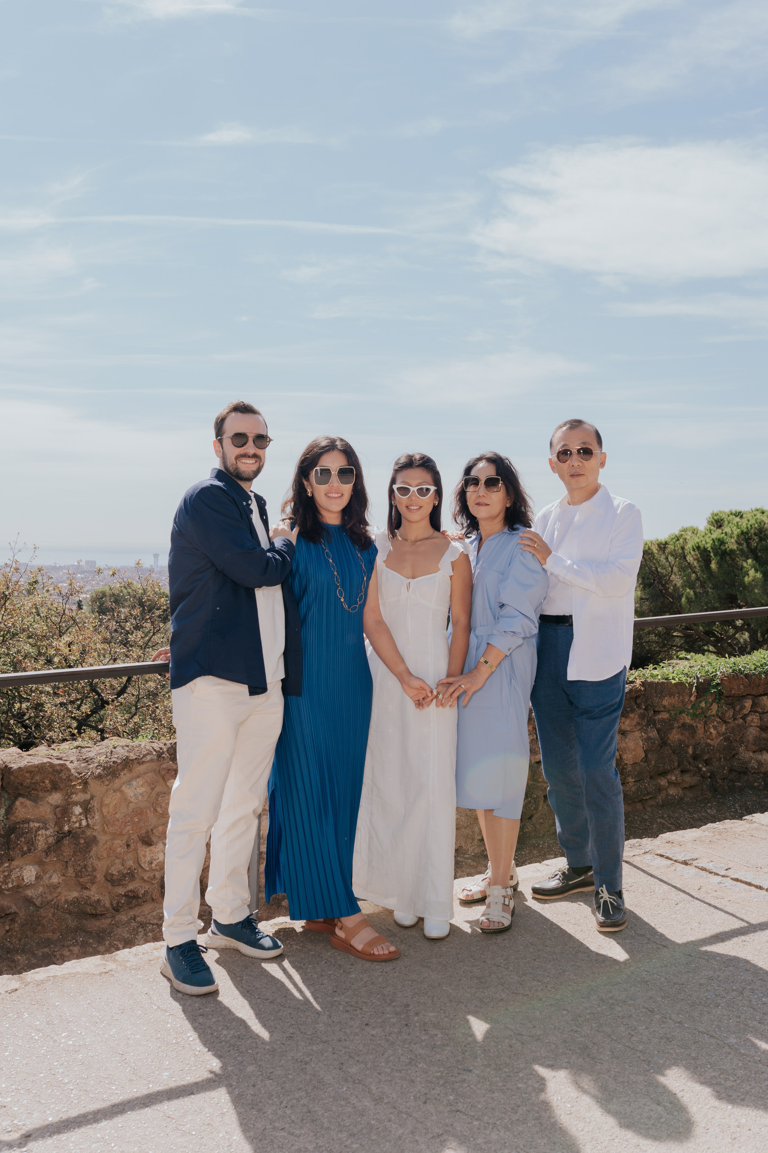 What to Wear for a Summer Family Photoshoot in Barcelona. DiaFoto — Wow Photographer in Barcelona | Premium Barcelona Photoshoot Experience