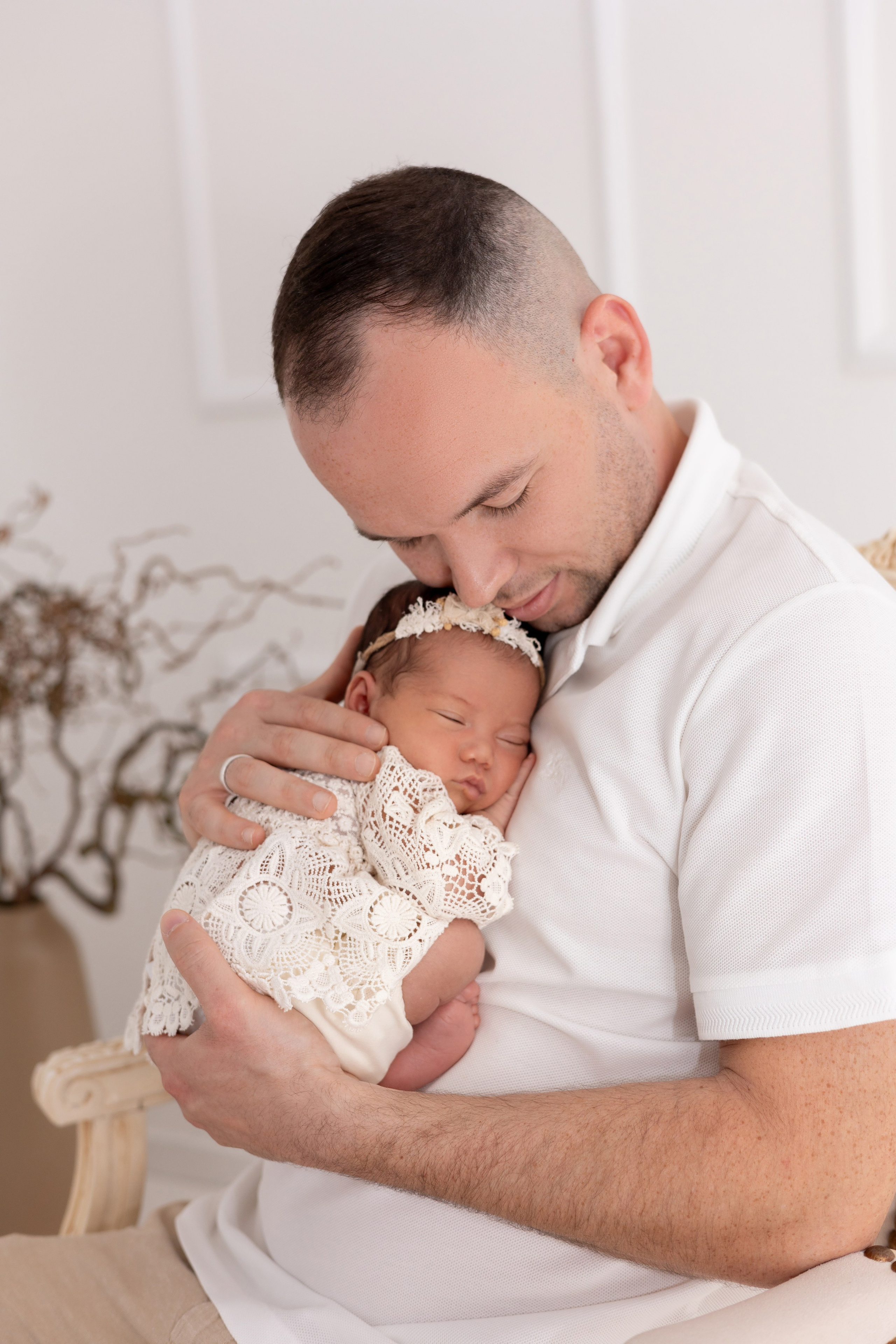Papa hält sein Baby im Arm, emotionales Neugeborenen-Shooting in Iserlohn