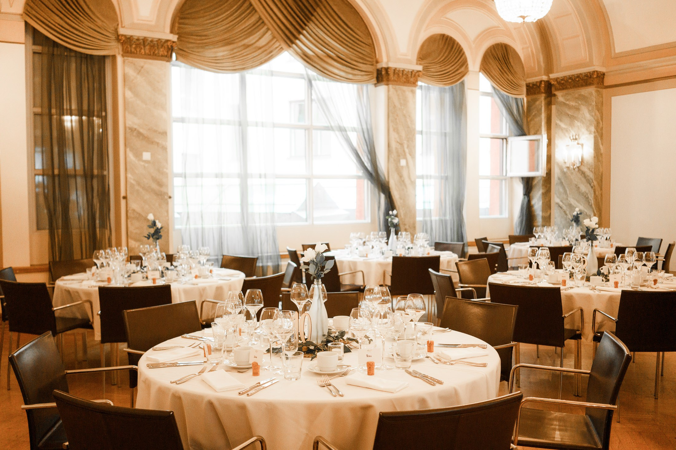 M&P, häävalokuvaus Klaus K, Rake-sali ja Helsingin vanha kirkko